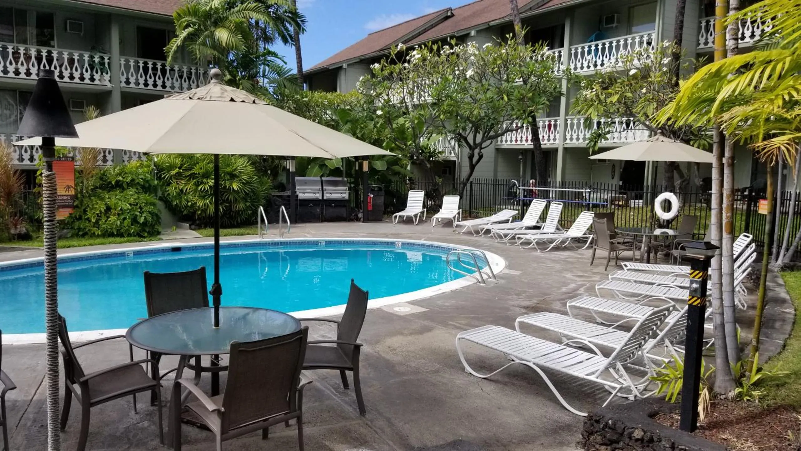 Property building in DOWNTOWN Hawaiian Theme Condo with Hot Tub, Pool & Beach - Kona Islander Inn