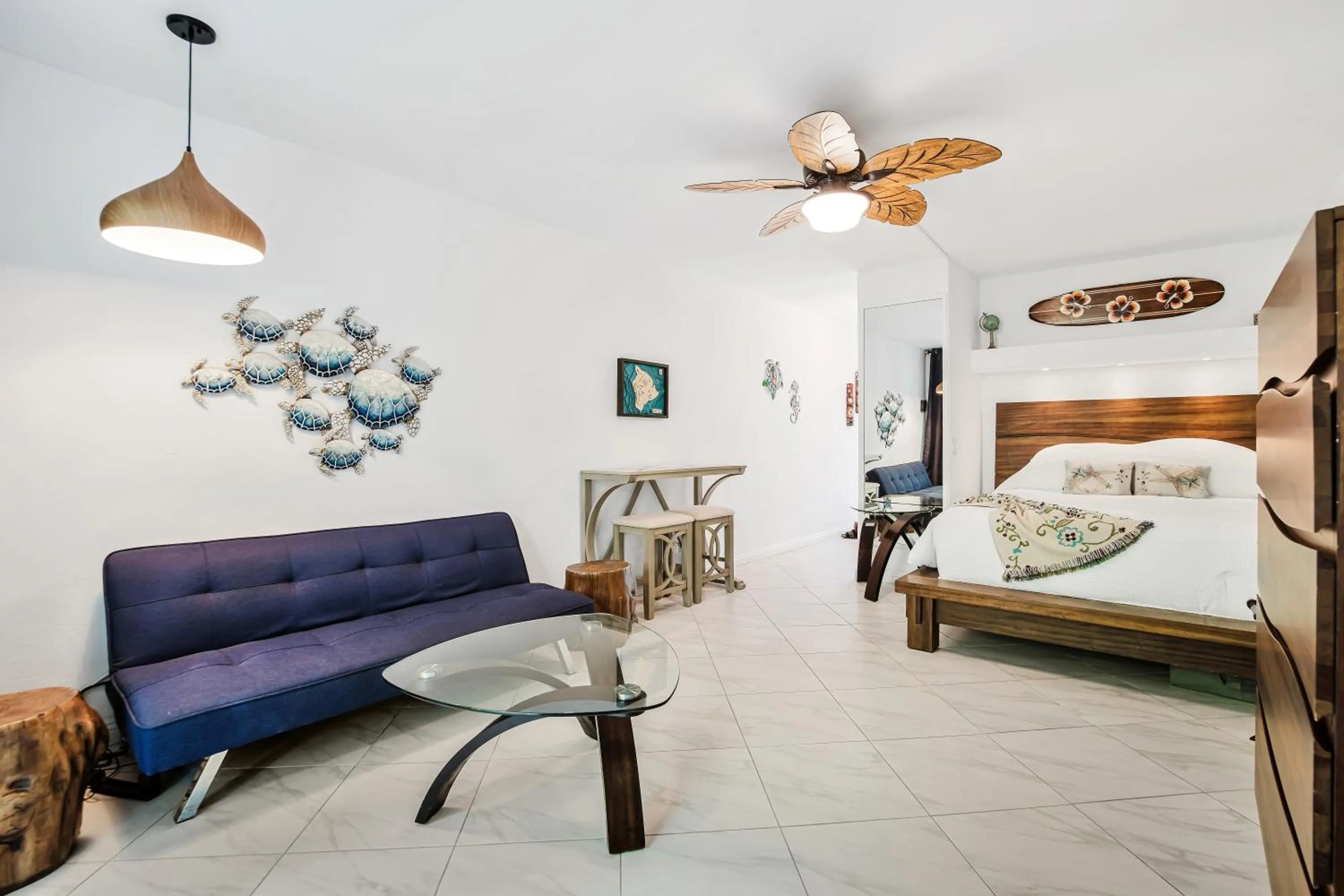 Bed in DOWNTOWN Hawaiian Theme Condo with Hot Tub, Pool & Beach - Kona Islander Inn