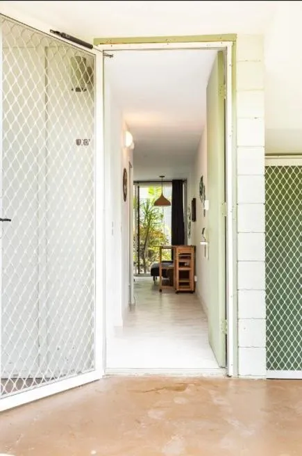 Property building in DOWNTOWN Hawaiian Theme Condo with Hot Tub, Pool & Beach - Kona Islander Inn