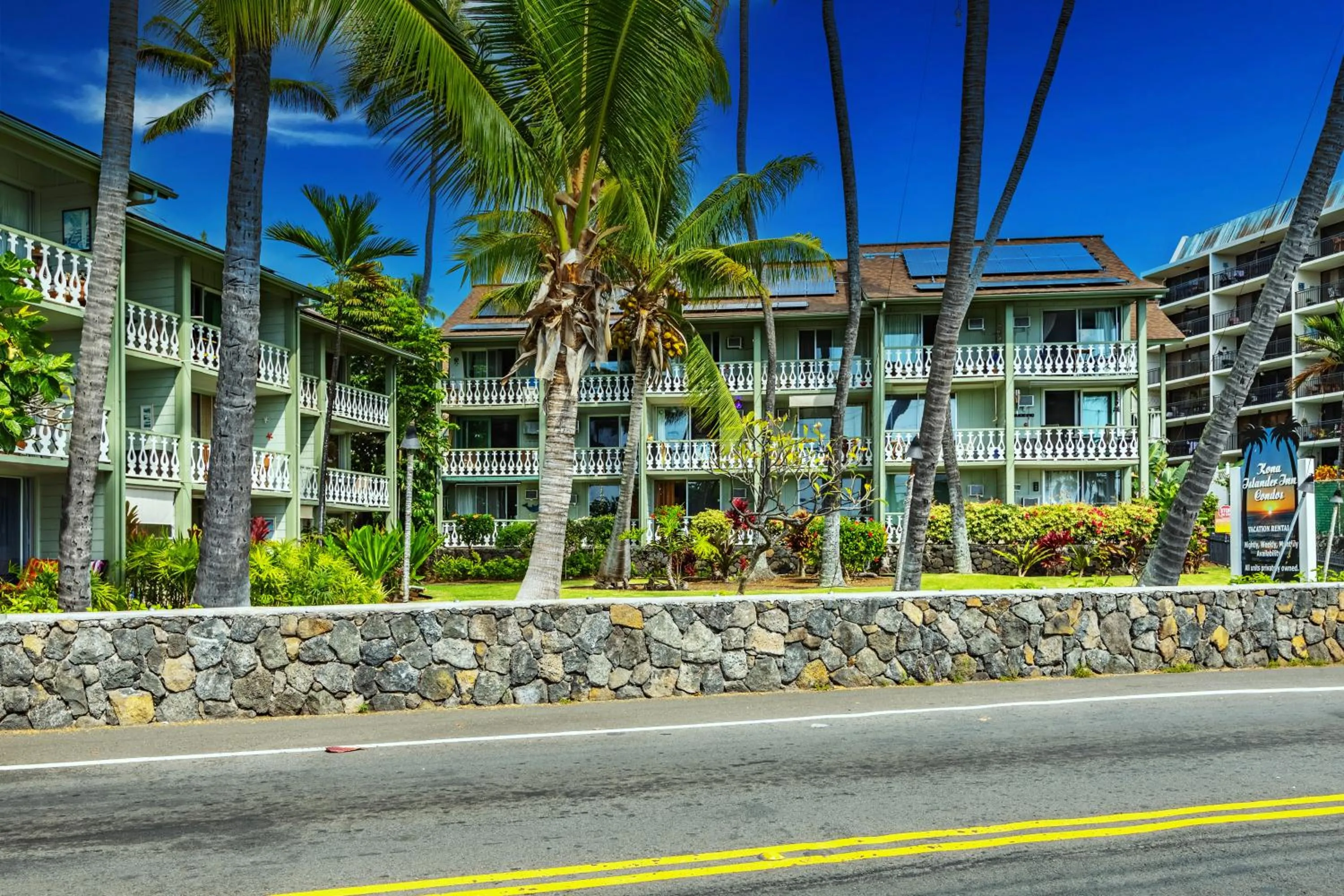 Property building in DOWNTOWN Hawaiian Theme Condo with Hot Tub, Pool & Beach - Kona Islander Inn