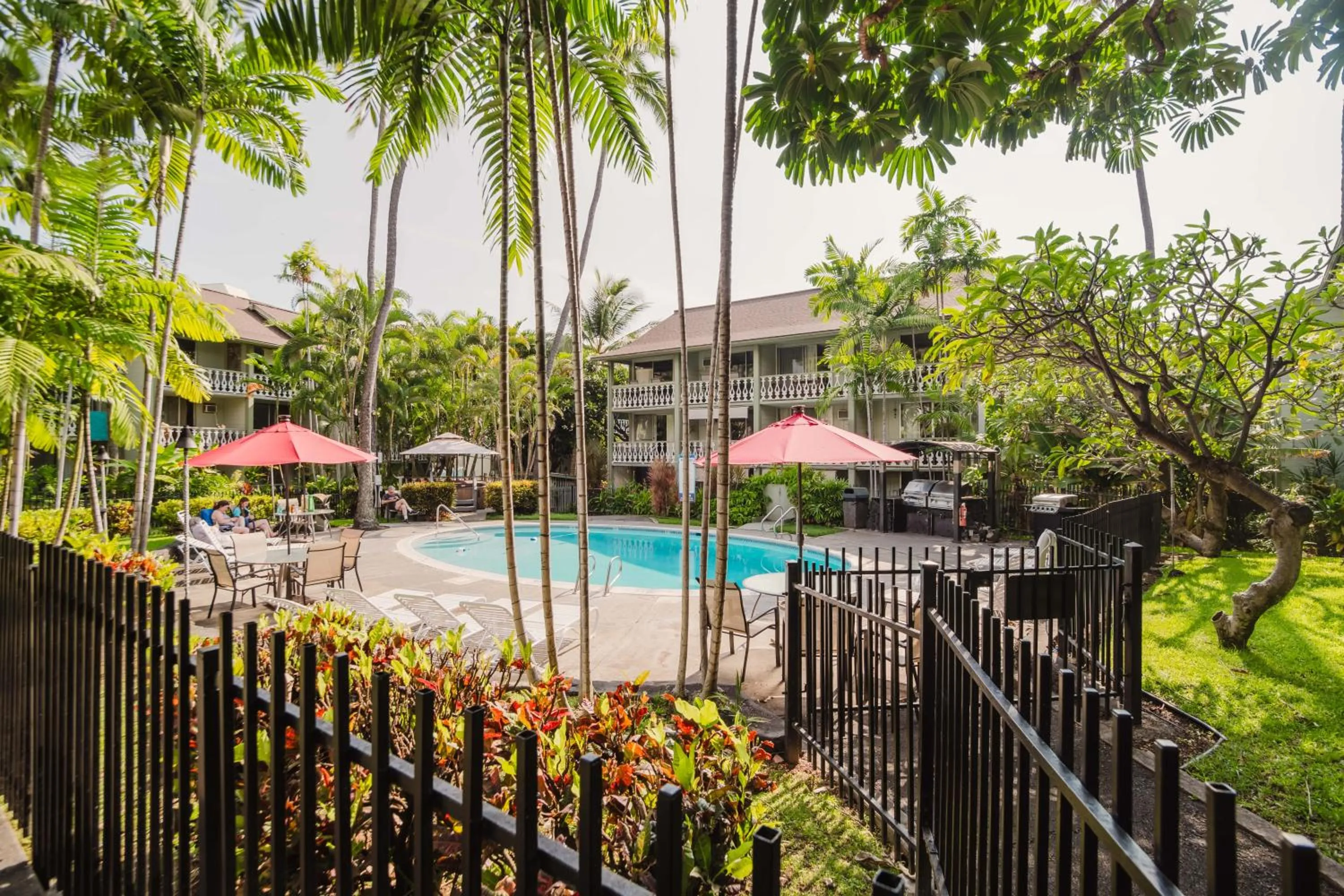 Day in DOWNTOWN Hawaiian Theme Condo with Hot Tub, Pool & Beach - Kona Islander Inn