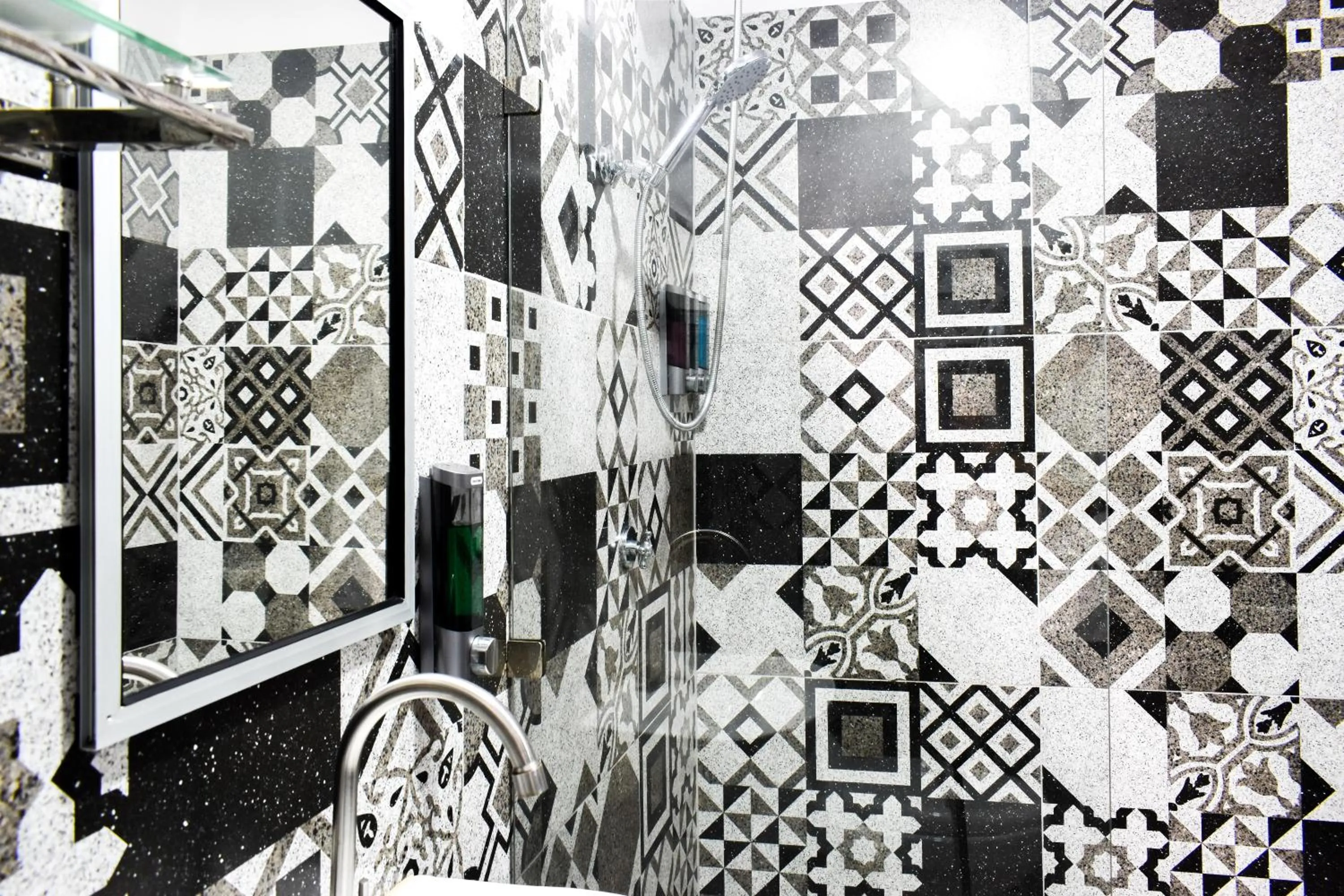 Shower in Hotel Serendipity