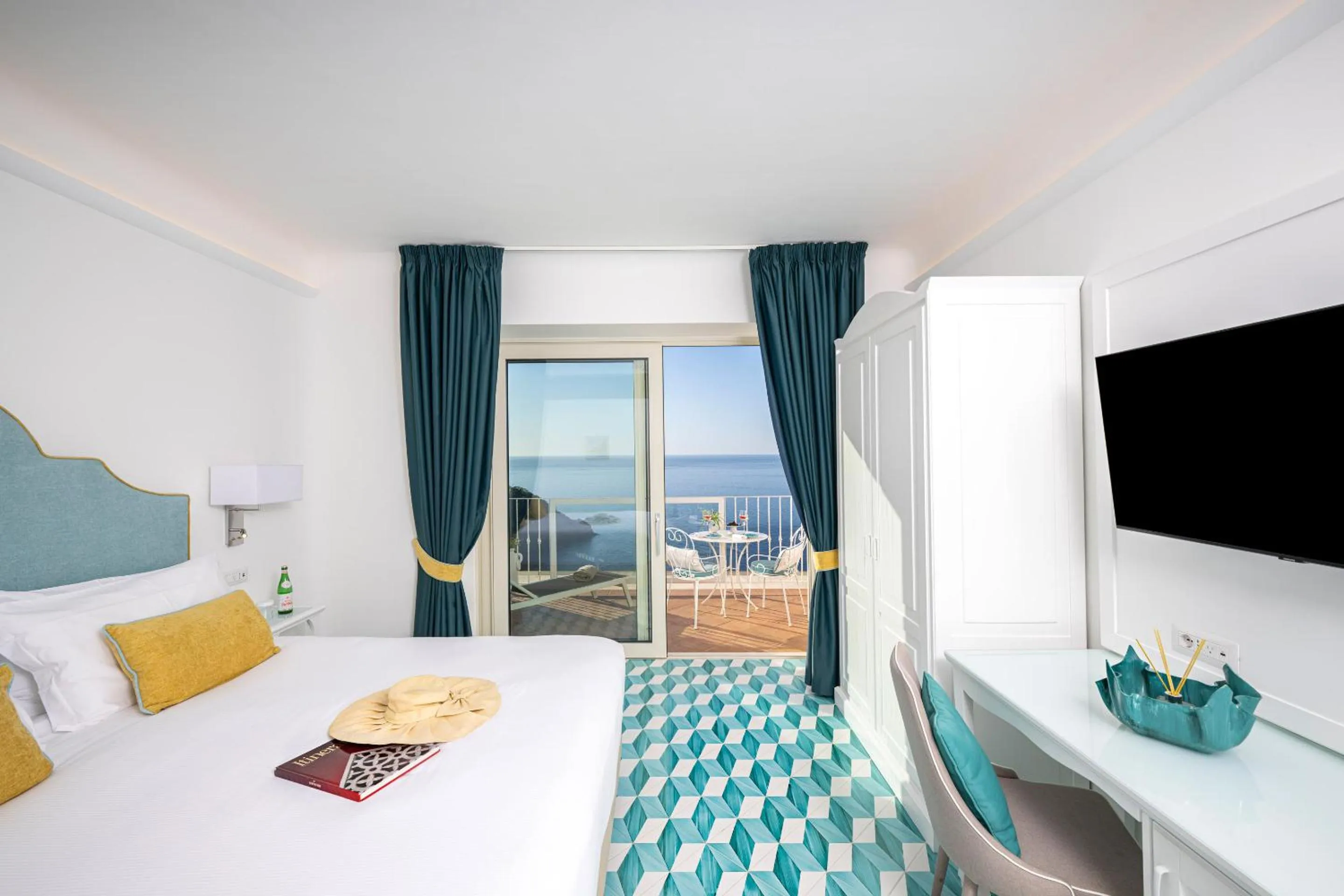 Bedroom, Bed in Grand Hotel Tritone