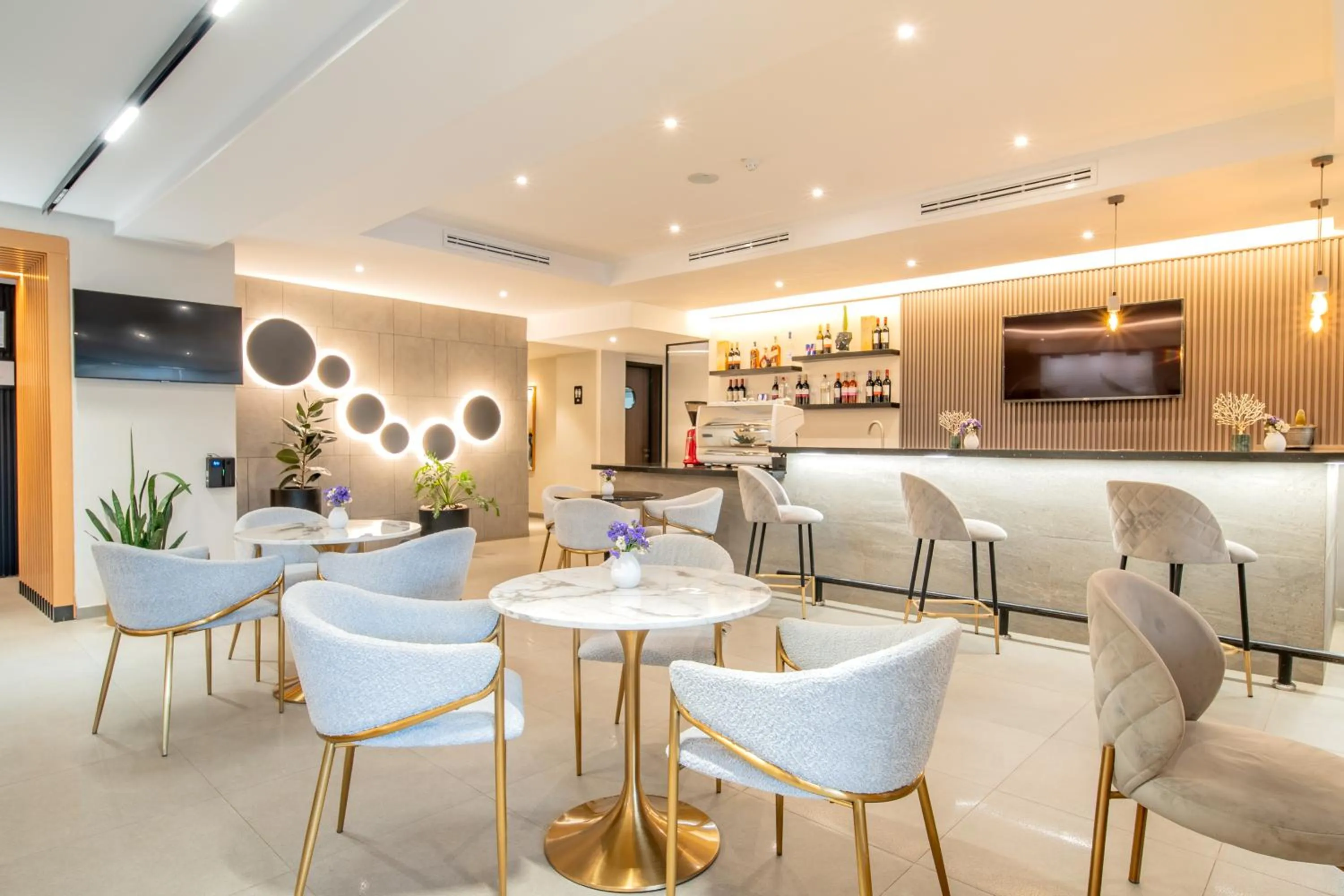 Restaurant/places to eat in Loft Hotel Apartment