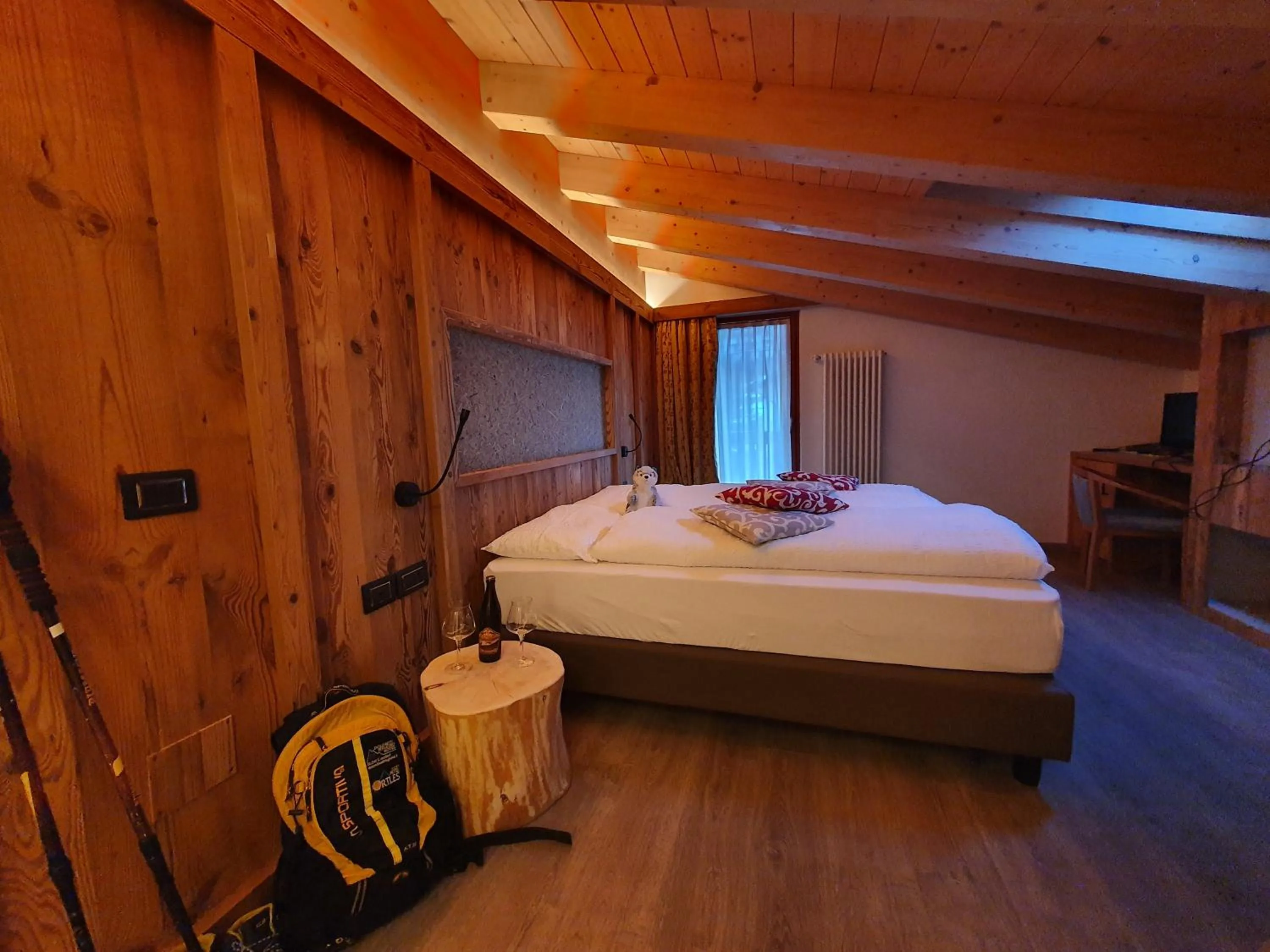 Bed in Hotel Ortles Dolomiti Walking & Spa