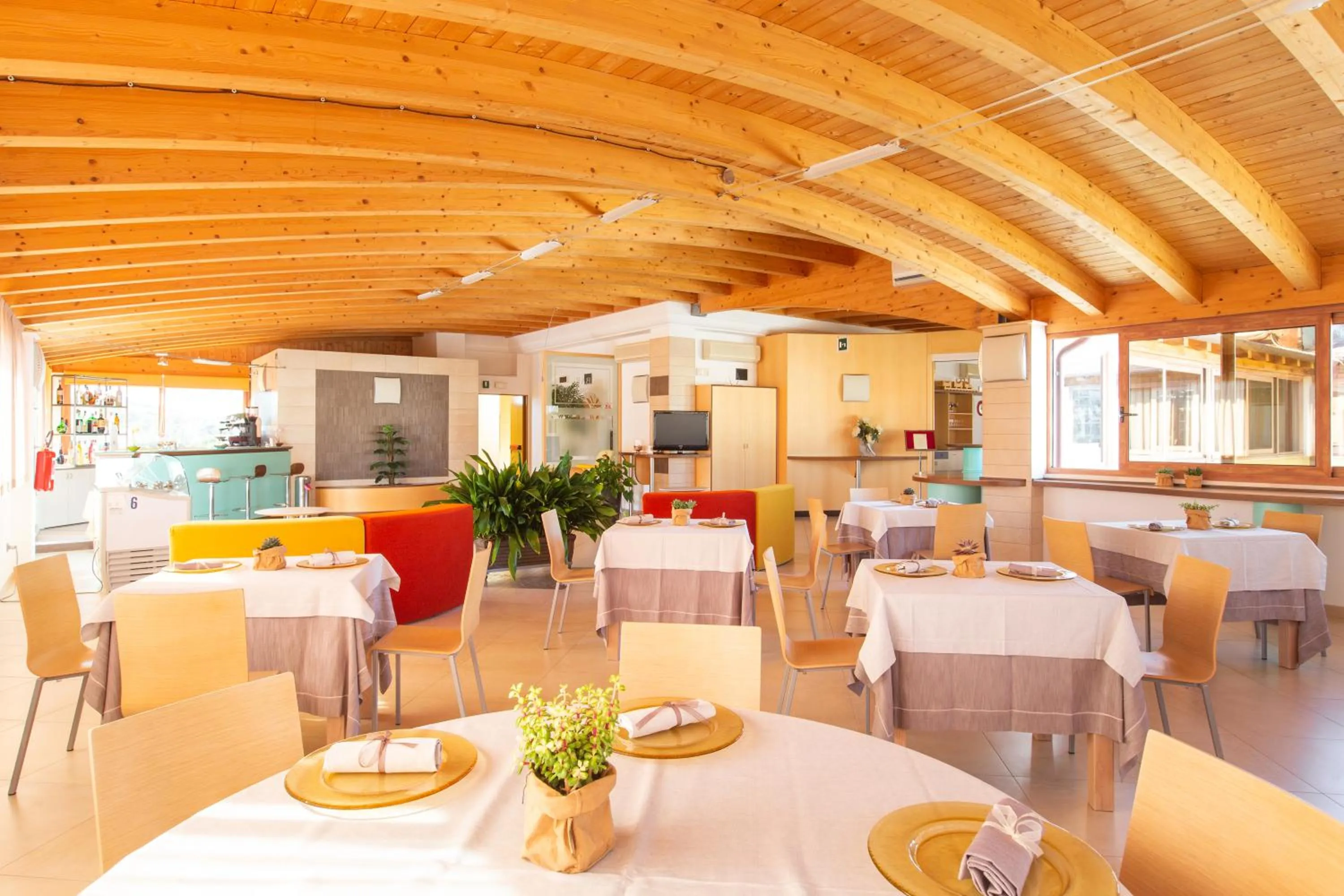 Restaurant/places to eat in Marc Hotel