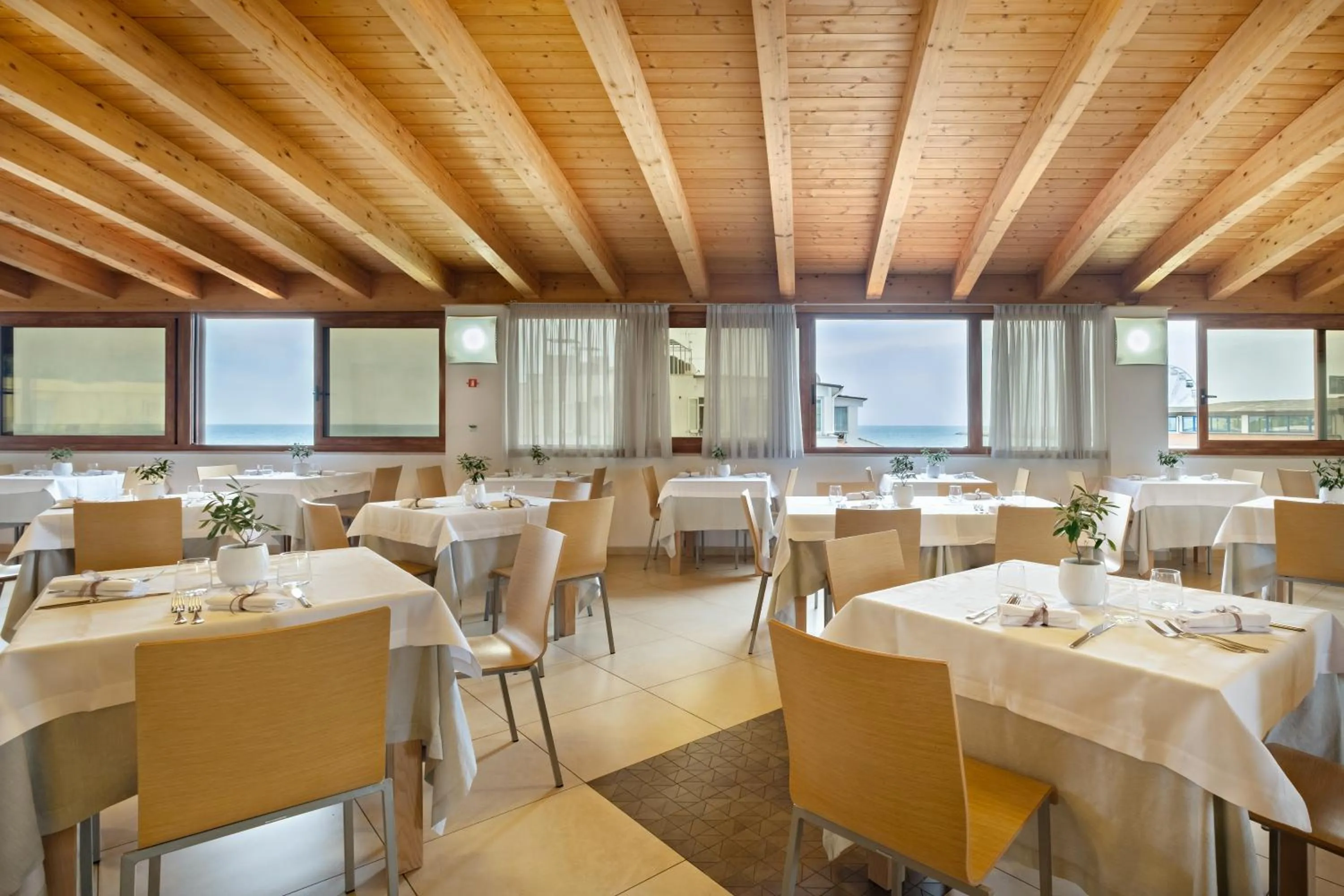 Restaurant/places to eat in Marc Hotel