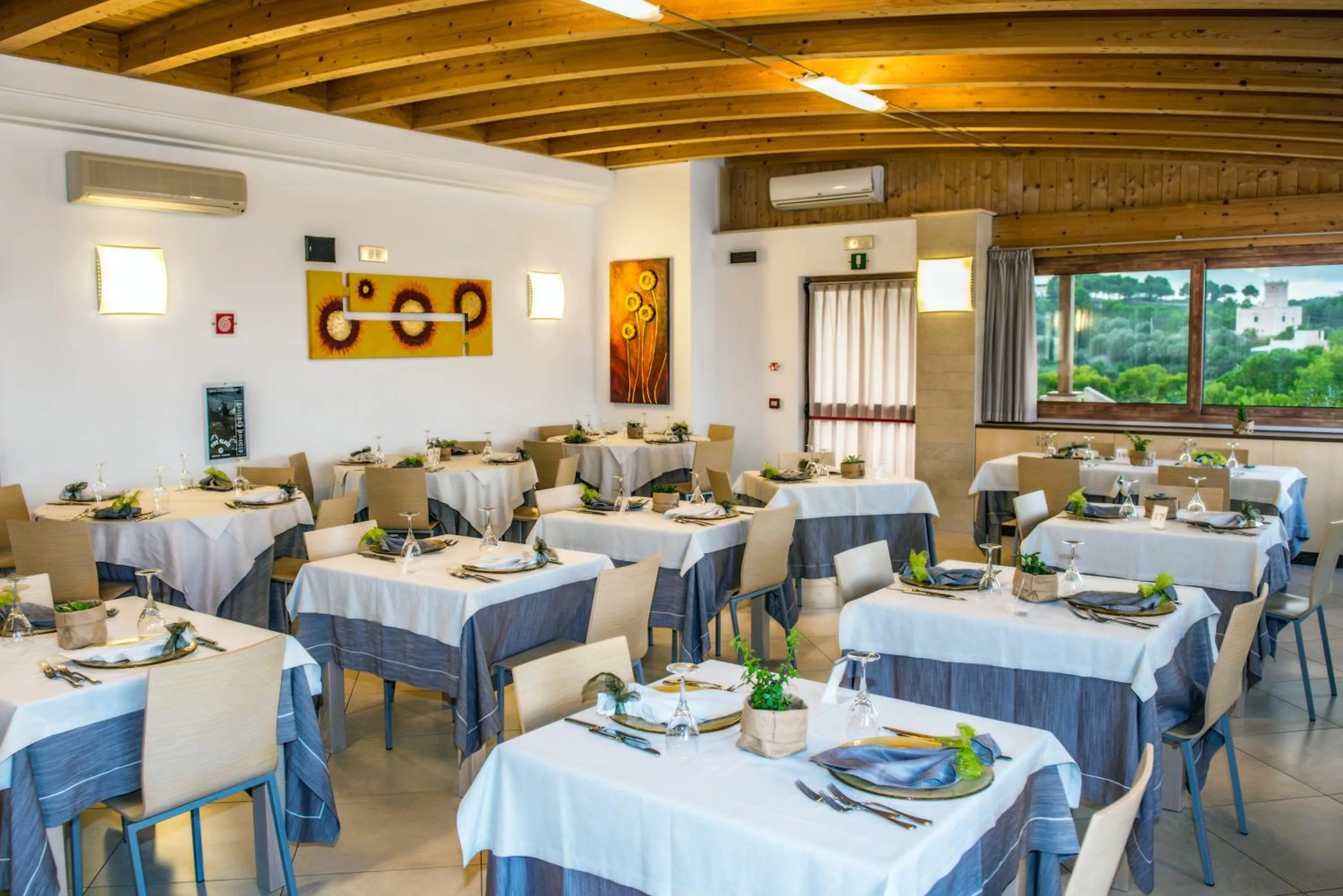 Restaurant/places to eat in Marc Hotel