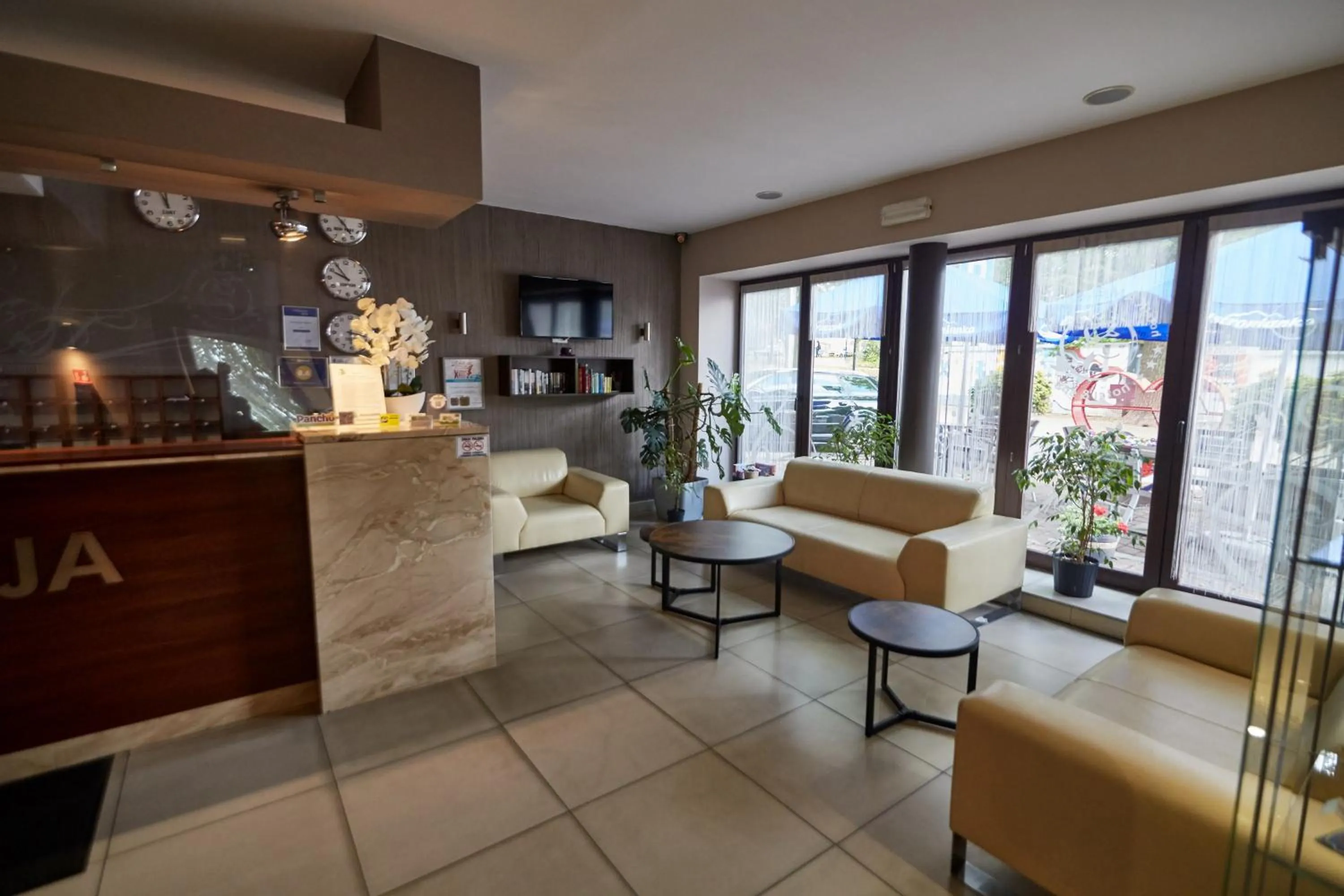 Communal lounge/ TV room in Hotel&Spa Kameleon