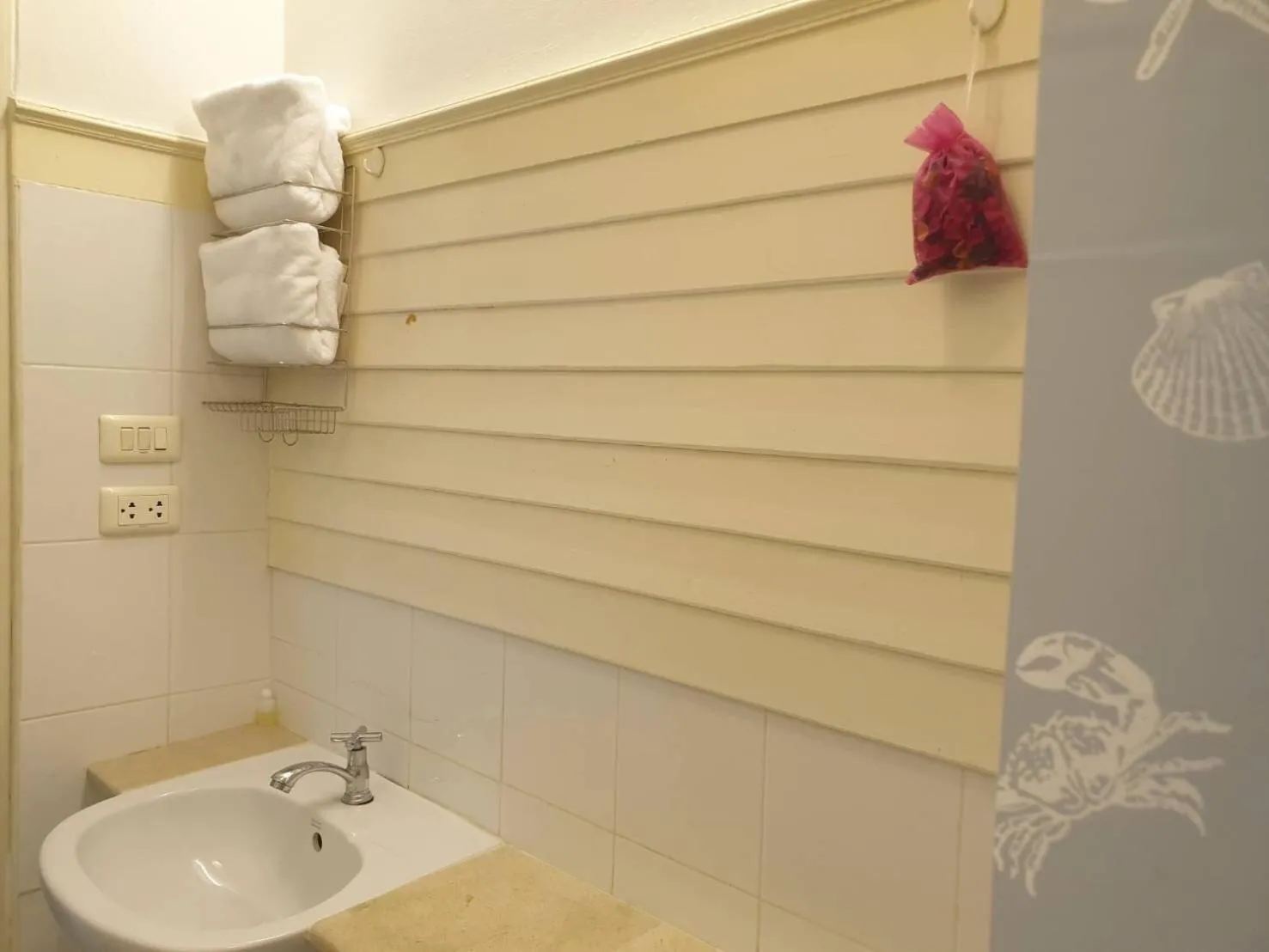 Shower in Aora Boutique Hotel Sutthisan