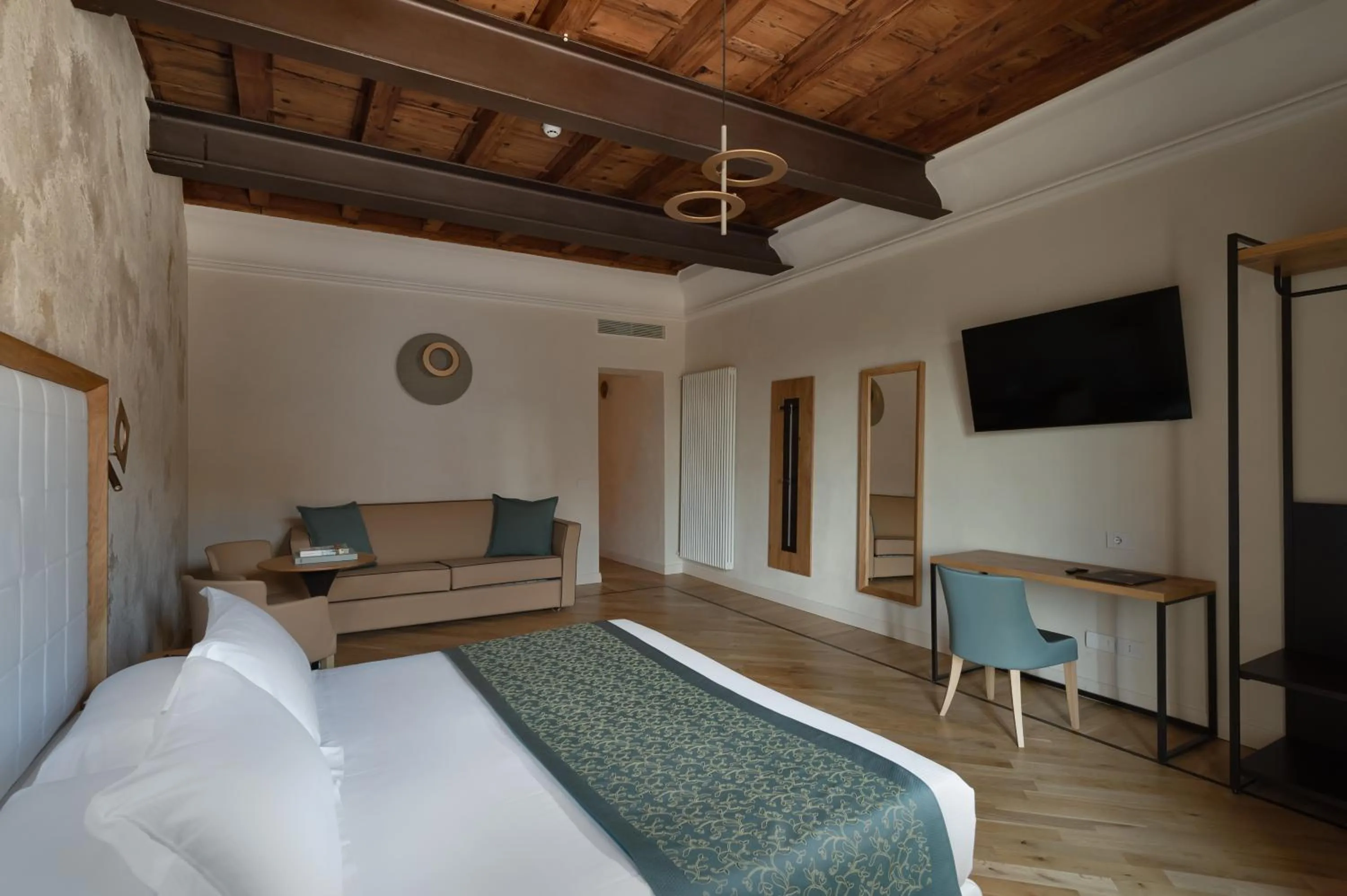 Bed in Cà Uberti Palace Hotel, MantegnaHotels