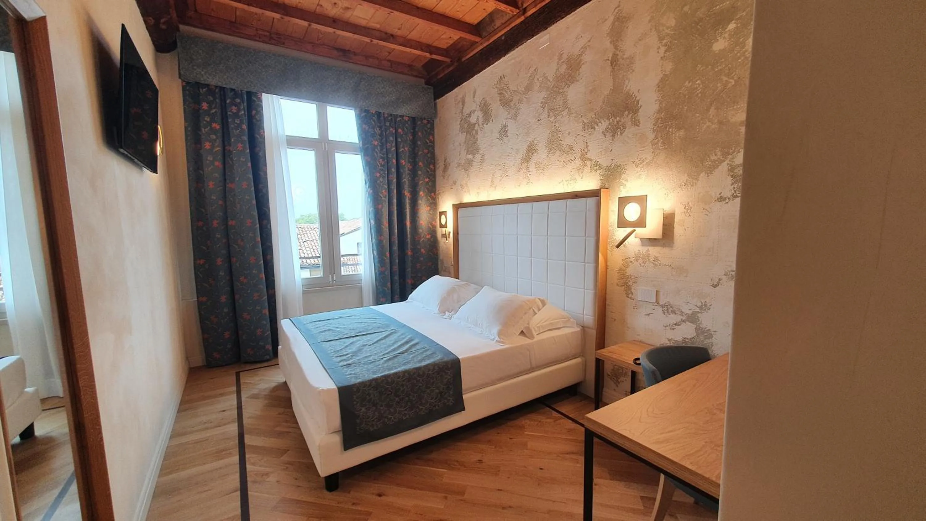 Bed in Cà Uberti Palace Hotel, MantegnaHotels