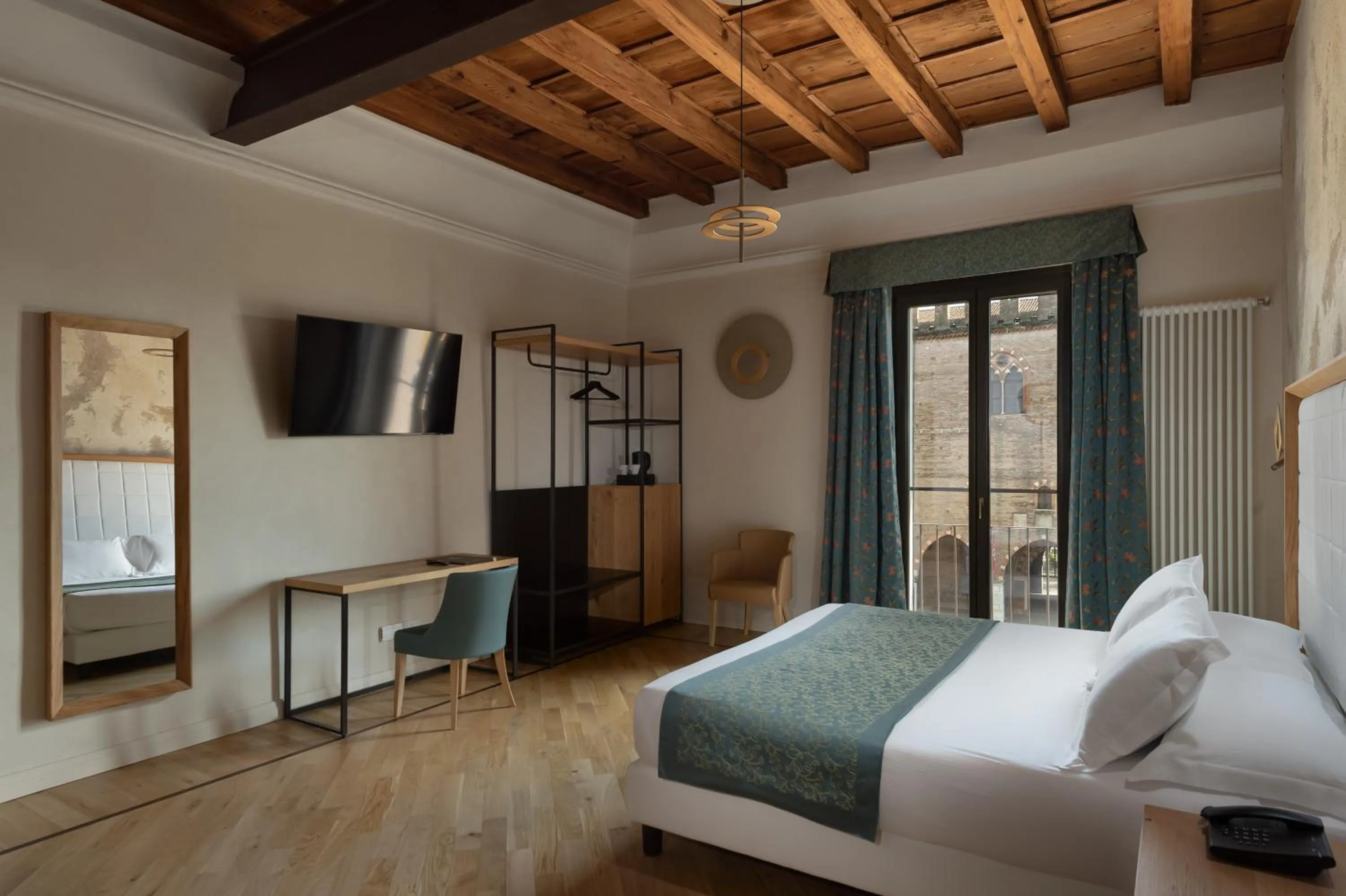 Bed in Cà Uberti Palace Hotel, MantegnaHotels