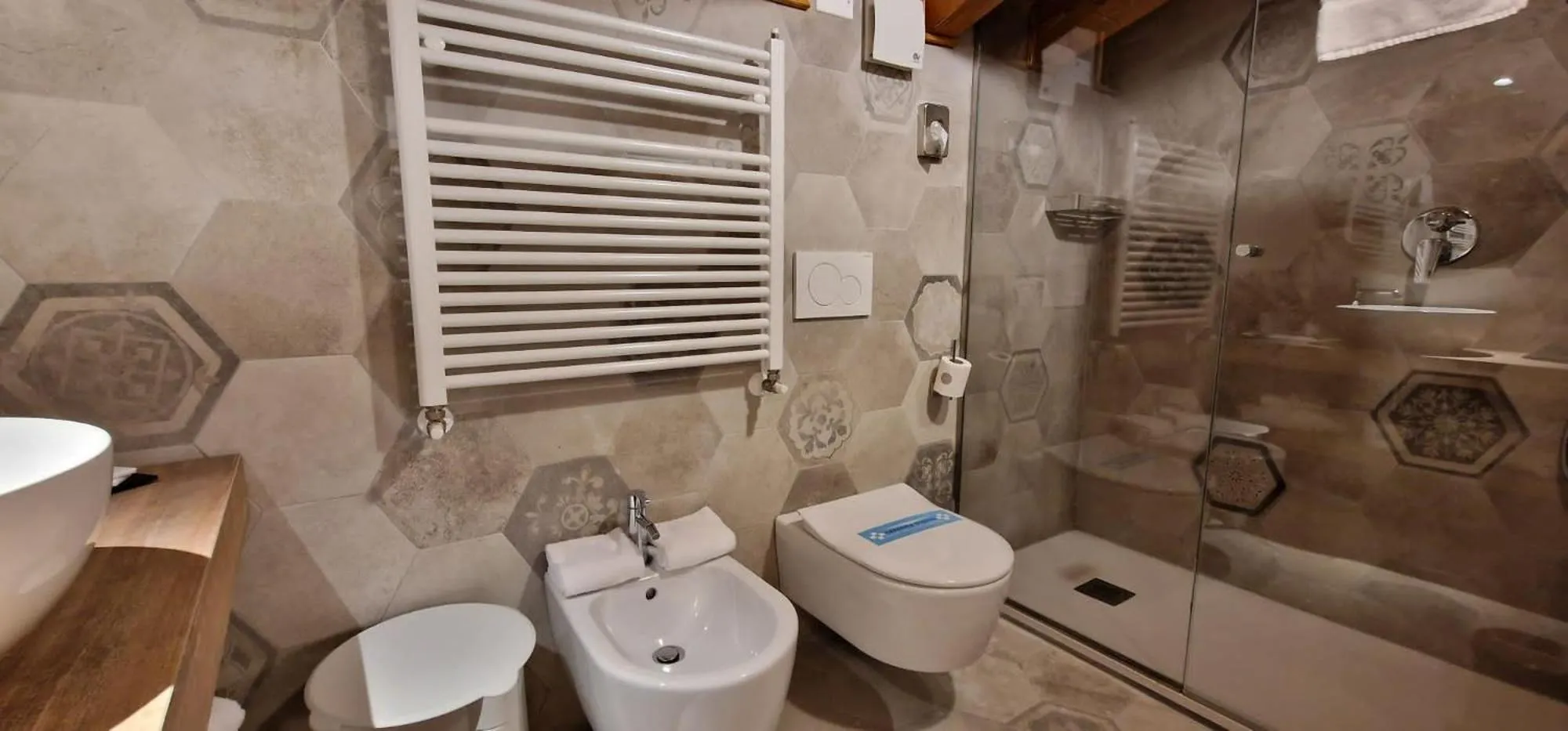 Shower in Cà Uberti Palace Hotel, MantegnaHotels