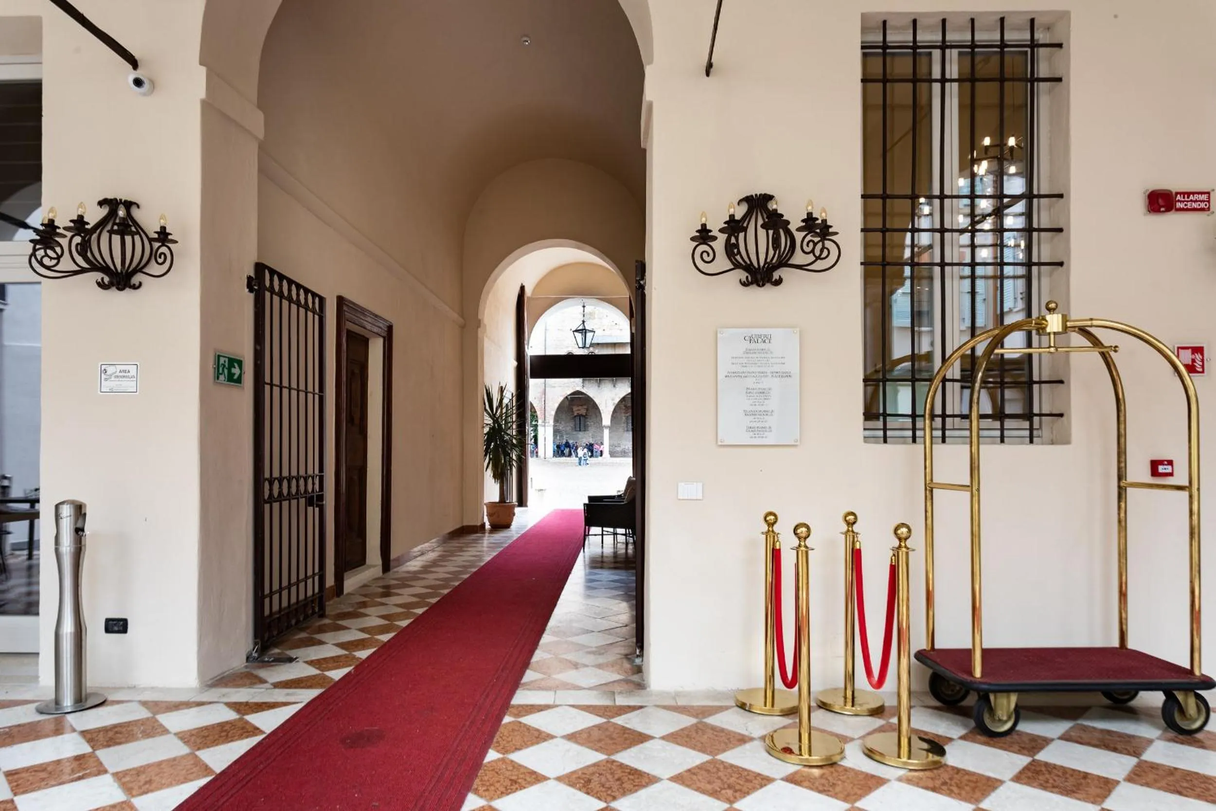 Facade/entrance in Cà Uberti Palace Hotel, MantegnaHotels