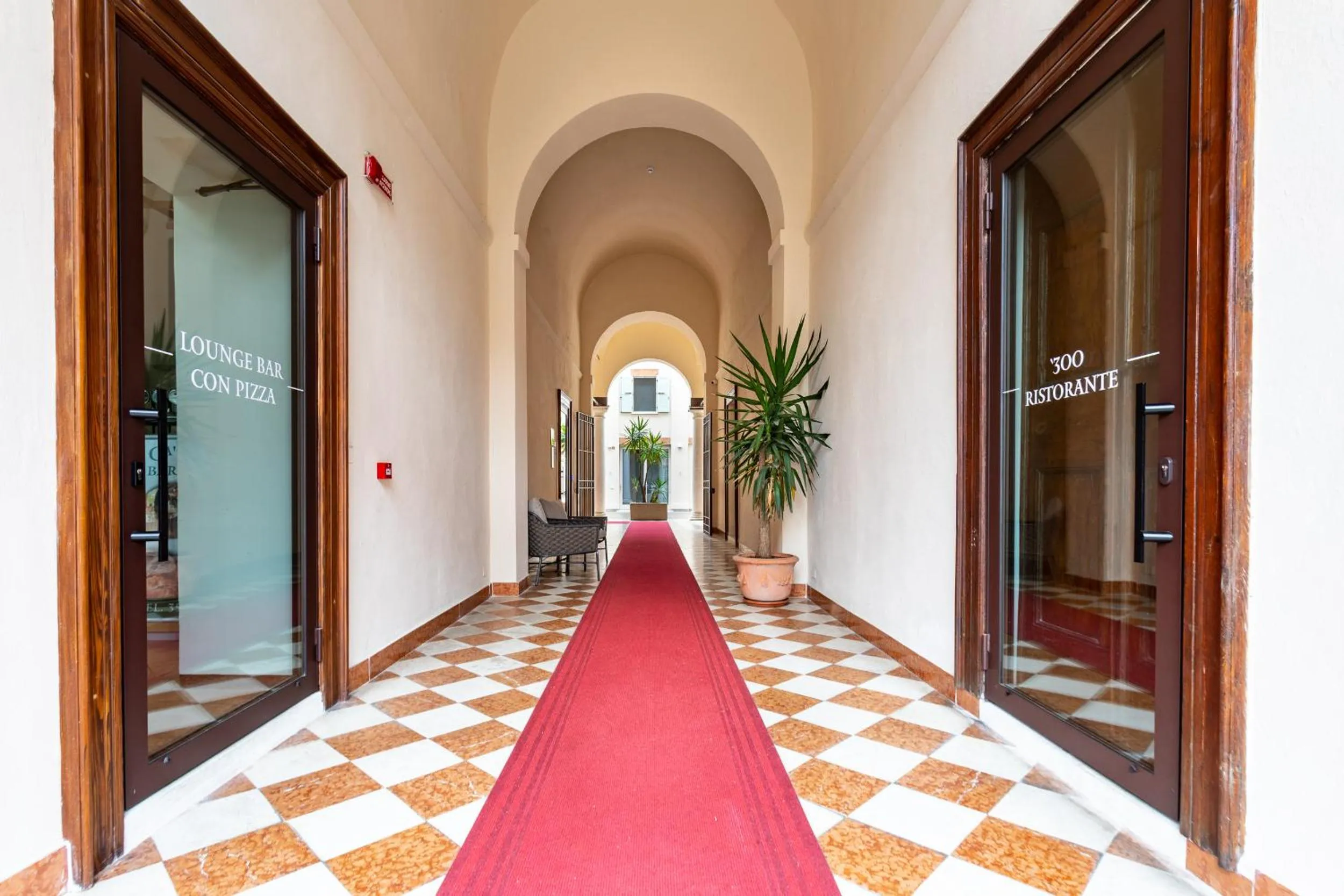 Facade/entrance in Cà Uberti Palace Hotel, MantegnaHotels