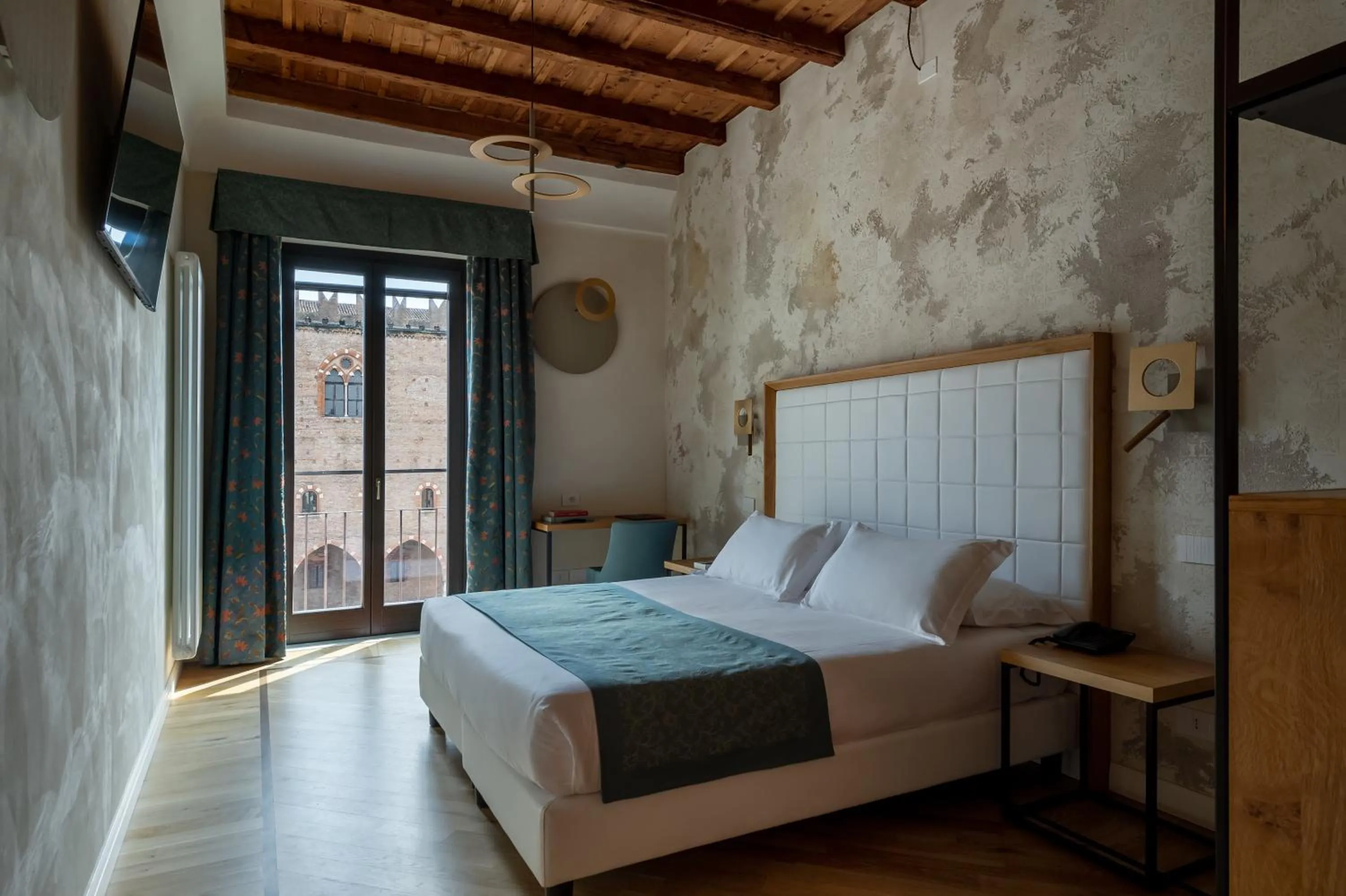 Bed in Cà Uberti Palace Hotel, MantegnaHotels