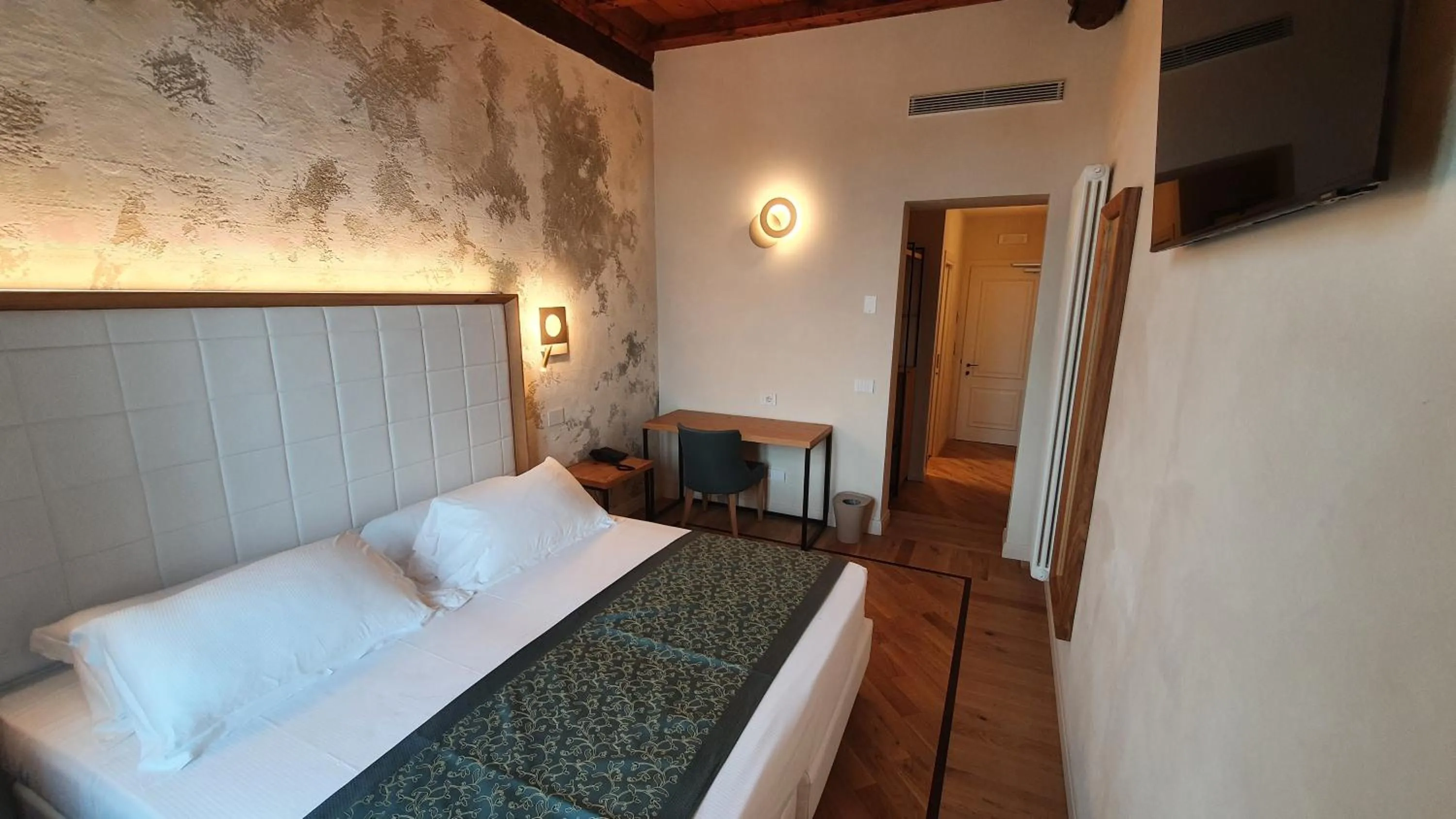 Bed in Cà Uberti Palace Hotel, MantegnaHotels