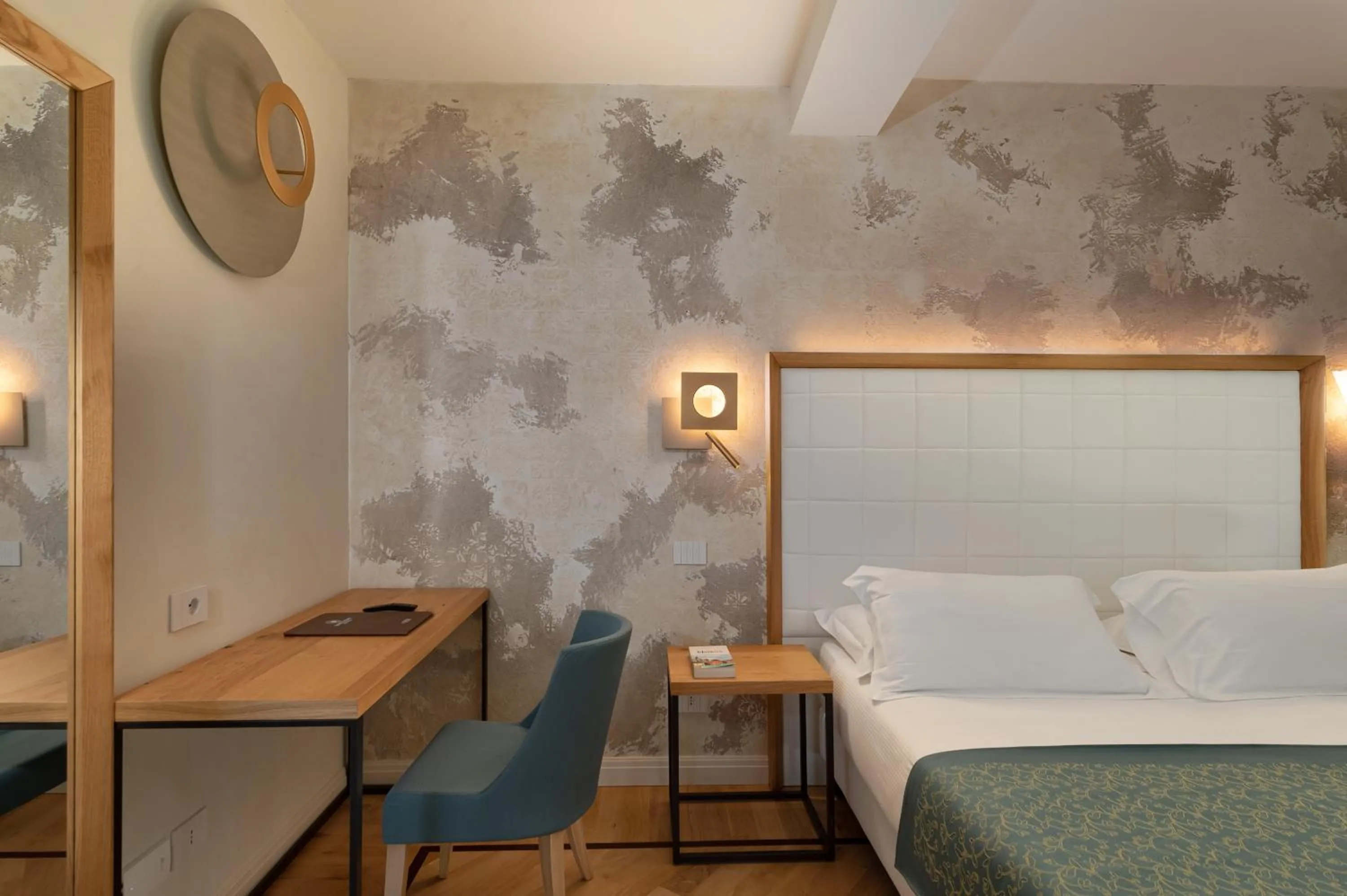 Bed in Cà Uberti Palace Hotel, MantegnaHotels