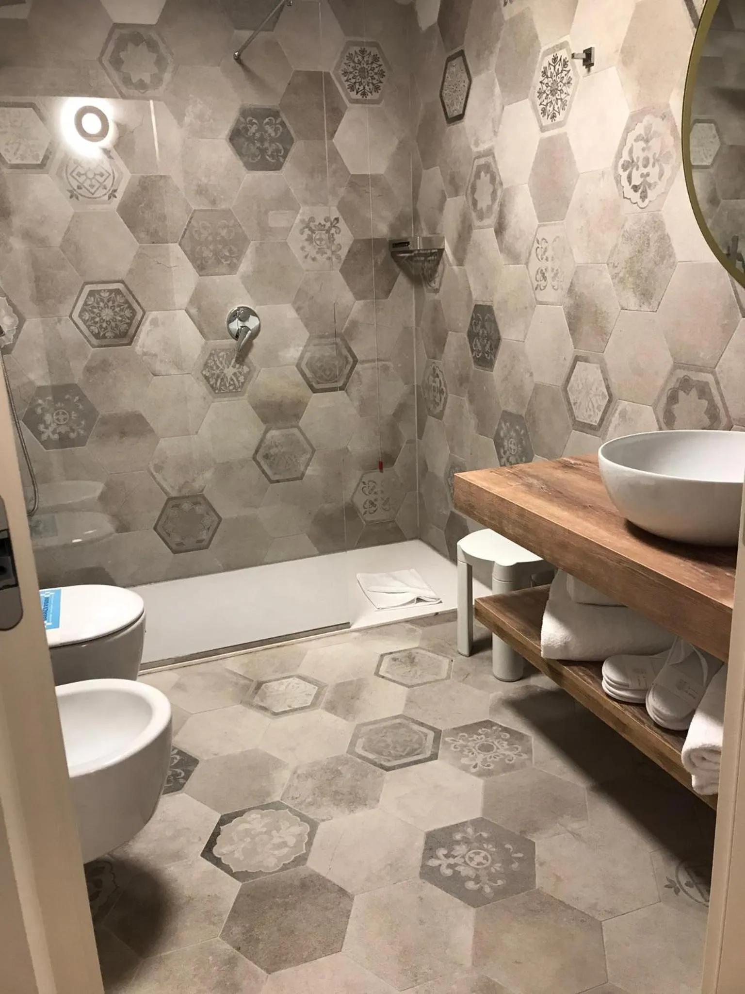 Shower in Cà Uberti Palace Hotel, MantegnaHotels