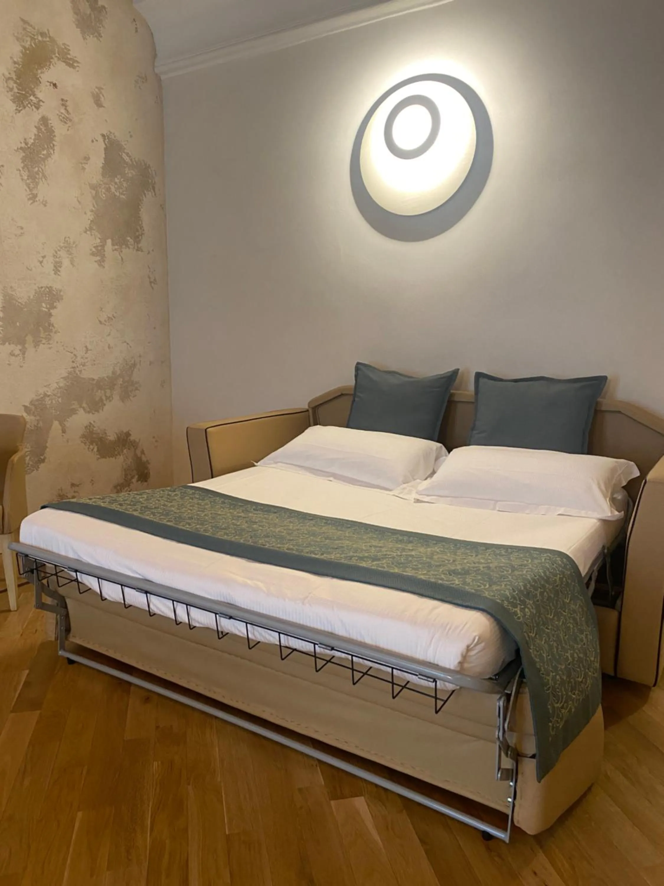 Bedroom, Bed in Cà Uberti Palace Hotel, MantegnaHotels