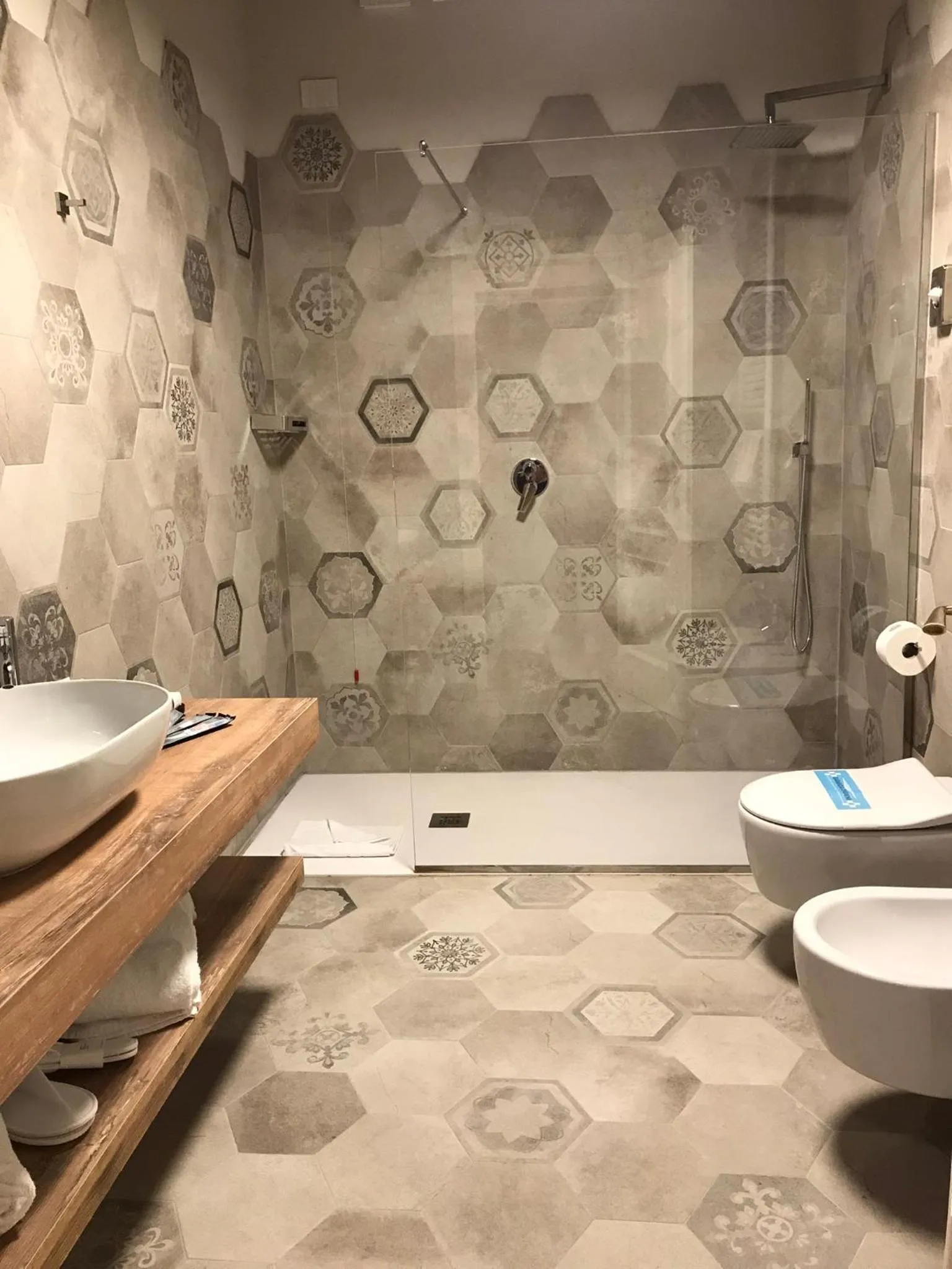 Shower in Cà Uberti Palace Hotel, MantegnaHotels