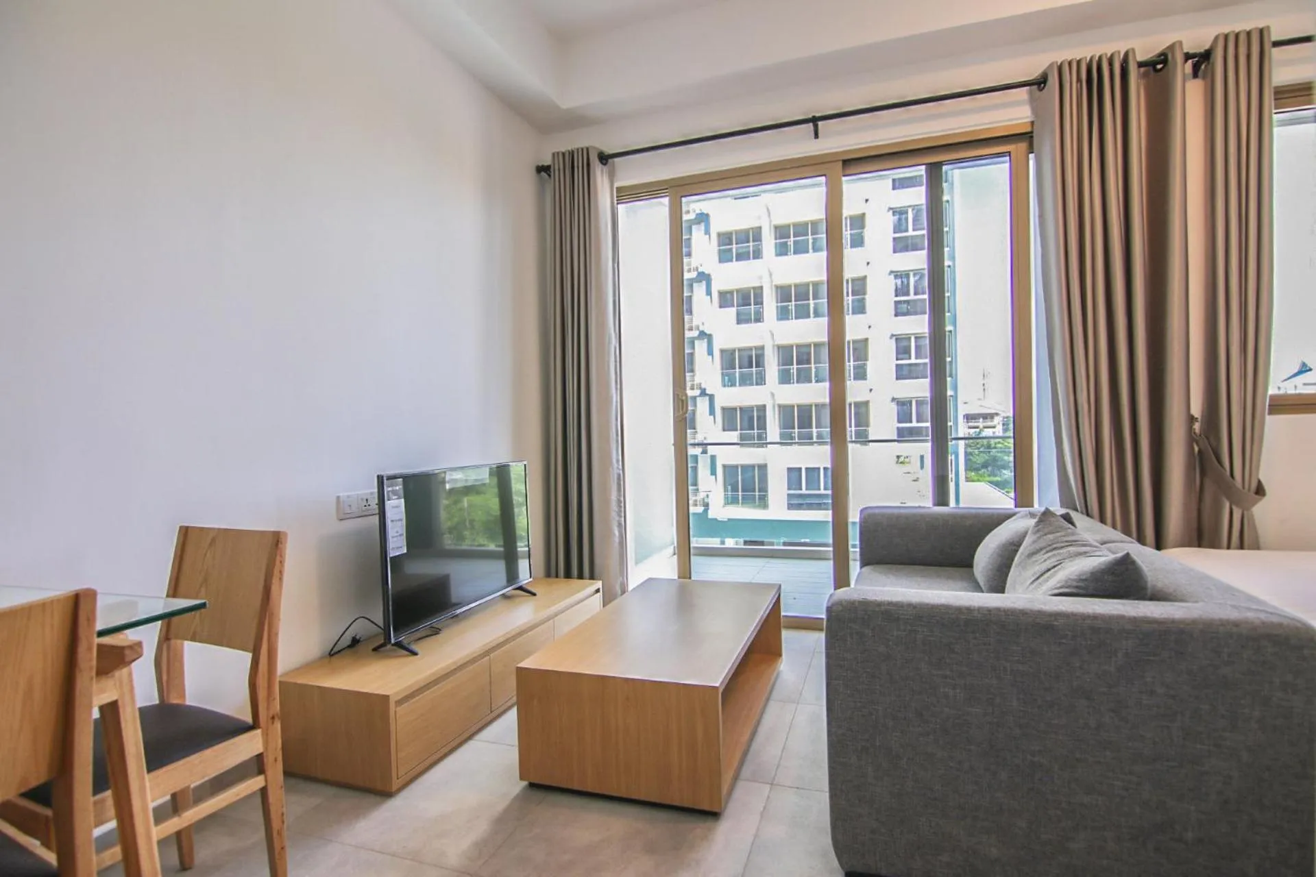 Communal lounge/ TV room in 85 SOHO Hotel & Apartment