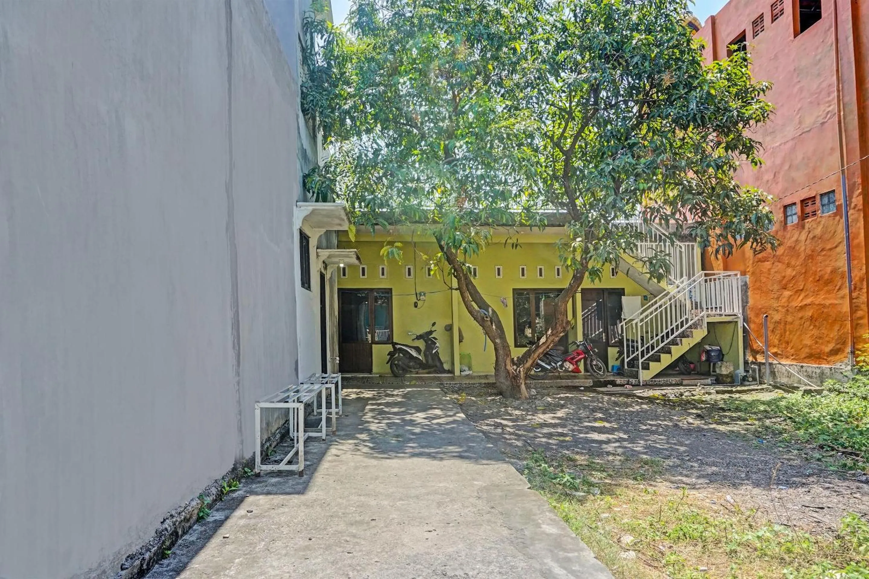 Lobby or reception in OYO Life 91600 Syariah Army Kost & Homestay