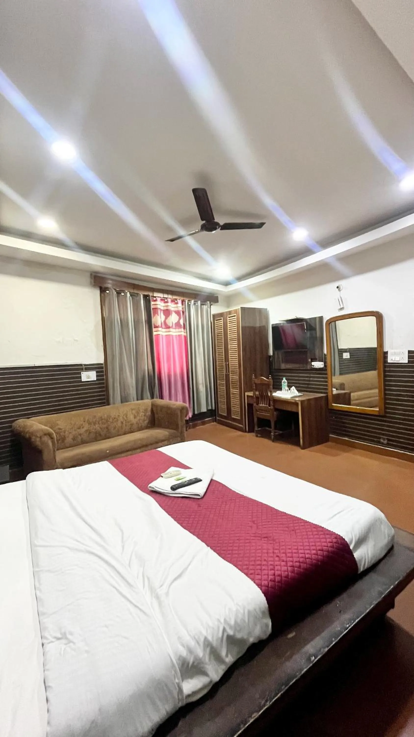 Bed in Hotel Royal Plaza, 4 min from Chandigarh Railway Station