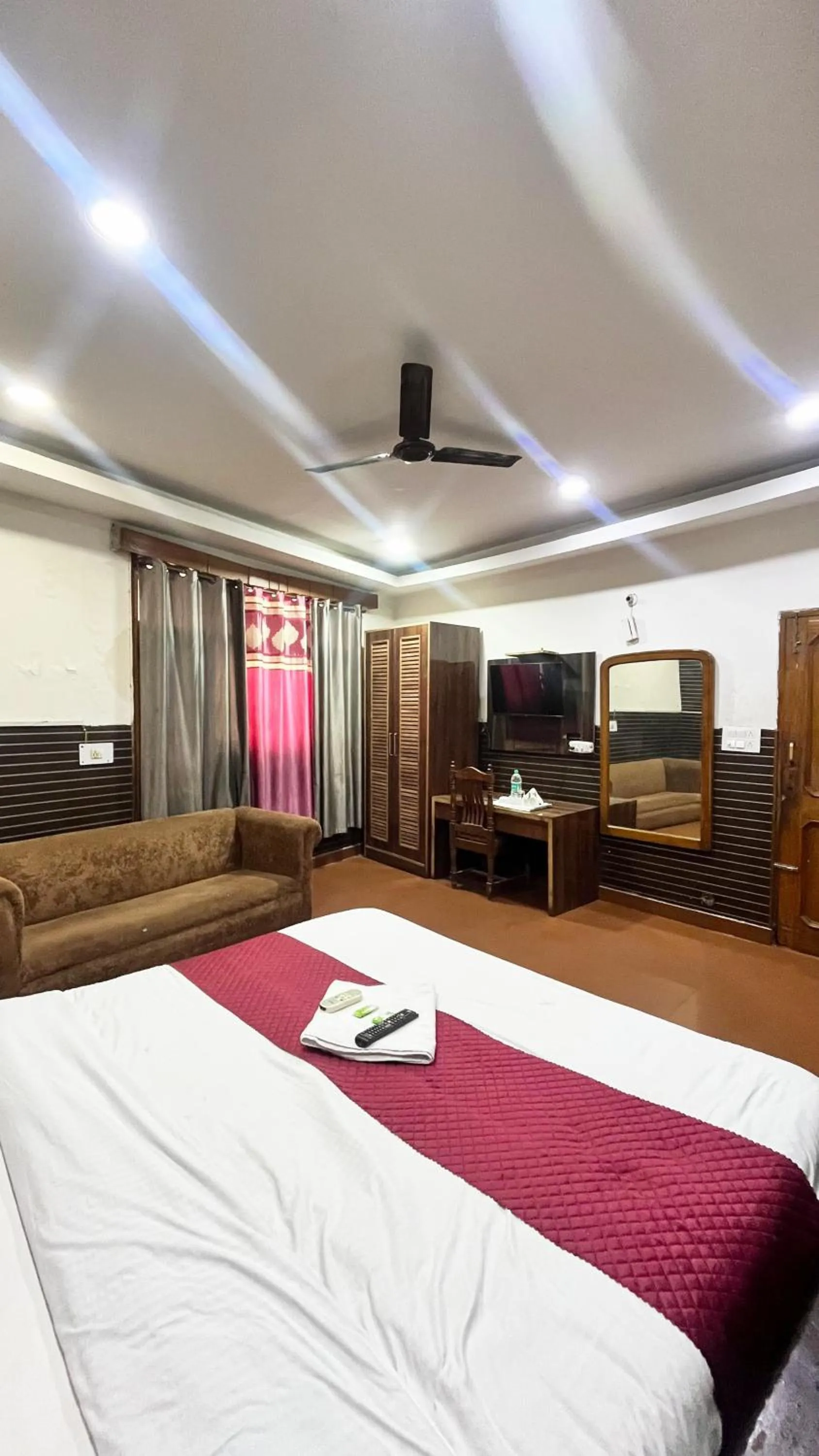 Bed in Hotel Royal Plaza, 4 min from Chandigarh Railway Station