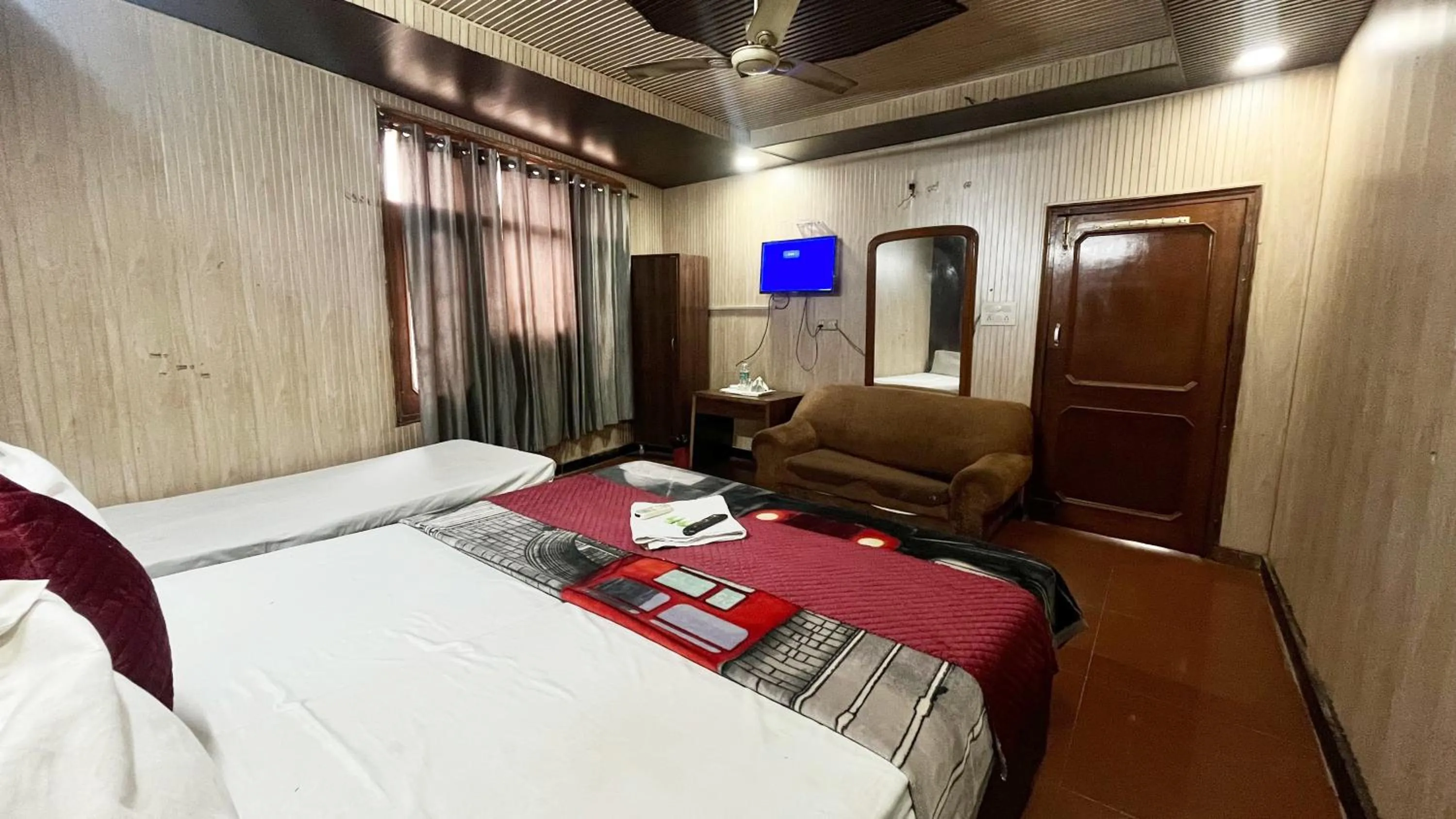 Bed in Hotel Royal Plaza, 4 min from Chandigarh Railway Station
