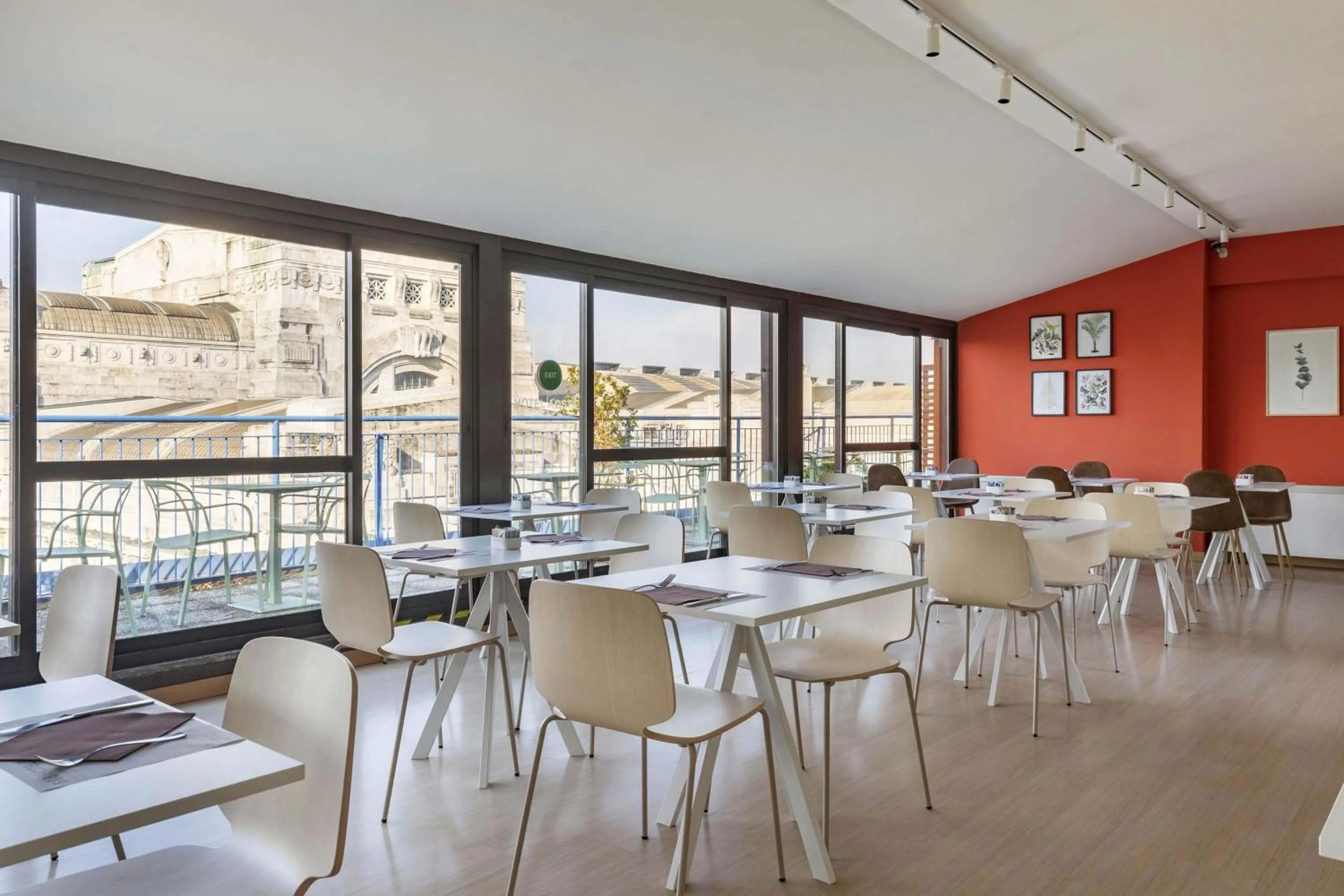 Restaurant/places to eat in B&B Hotel Milano Aosta