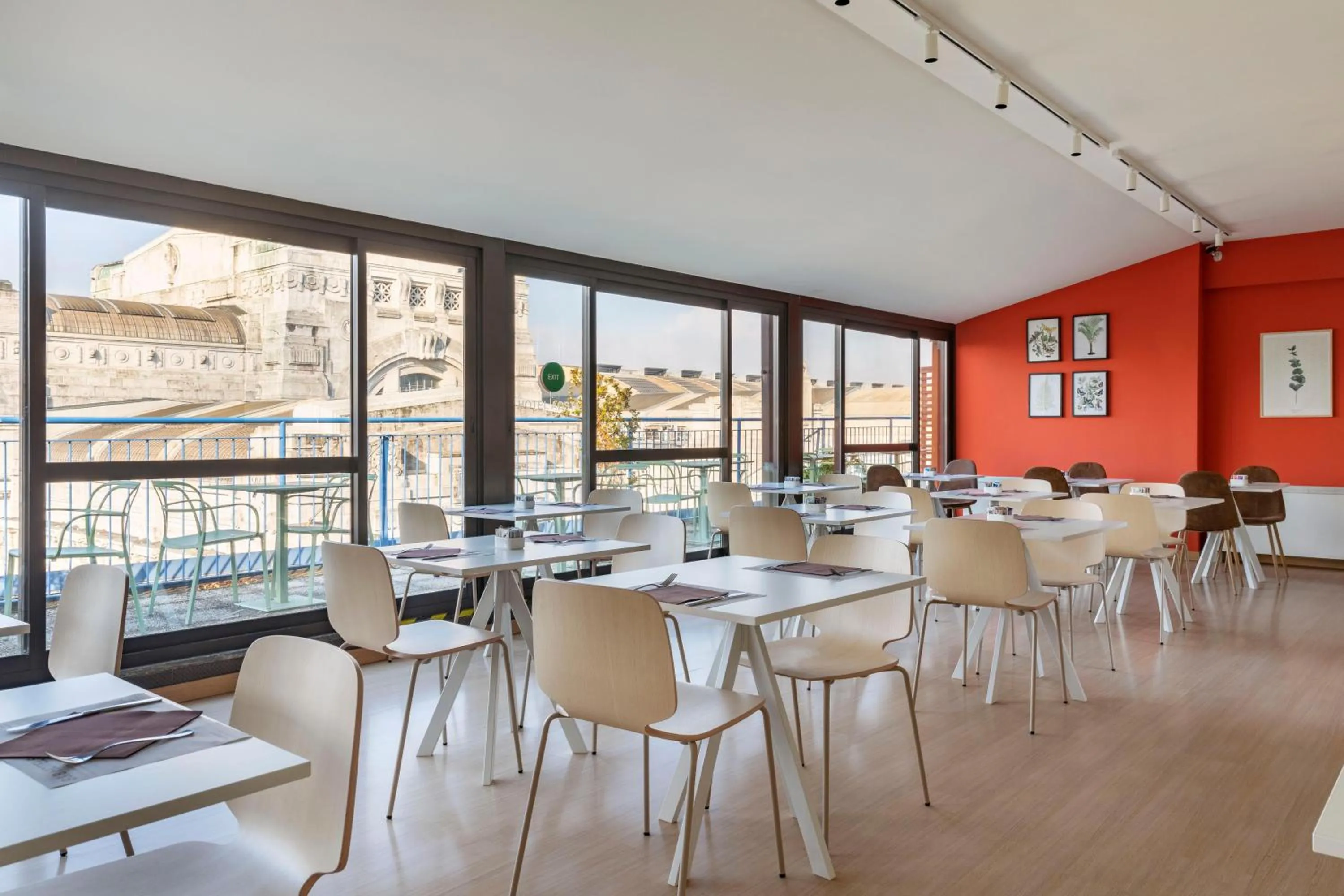 Restaurant/places to eat in B&B Hotel Milano Aosta