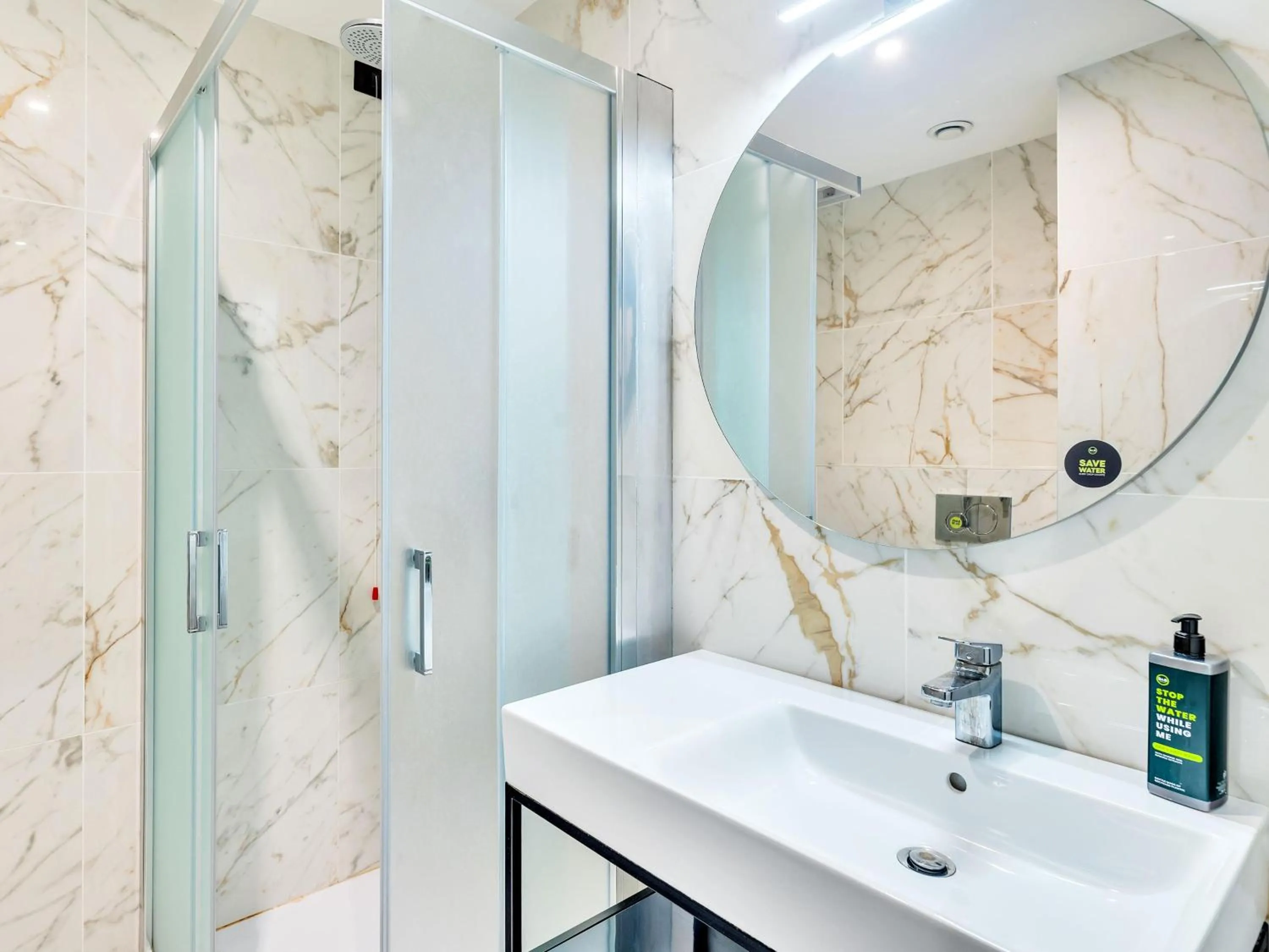 Bathroom in B&B Hotel Milano Aosta