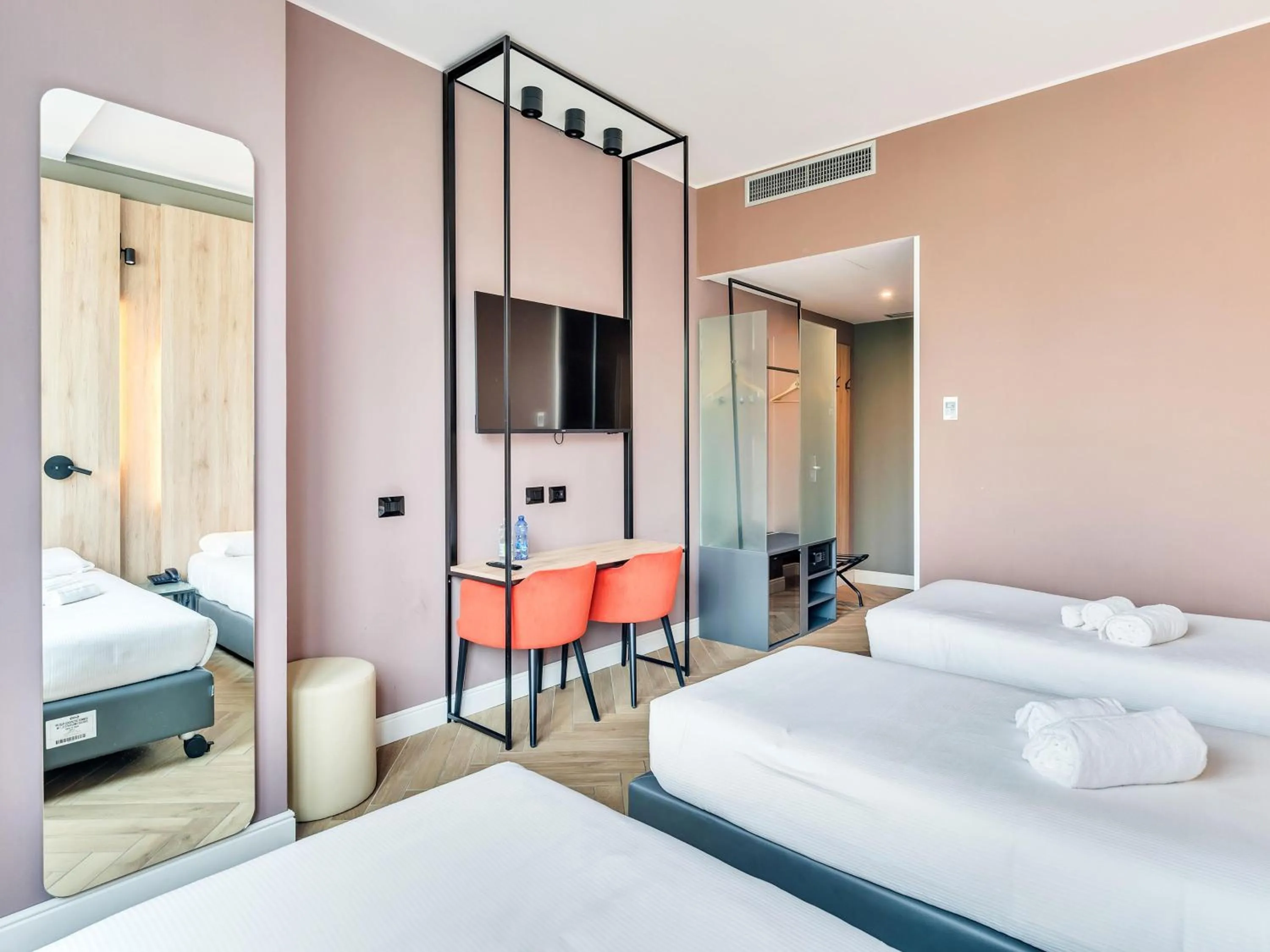 Photo of the whole room, Bed in B&B Hotel Milano Aosta