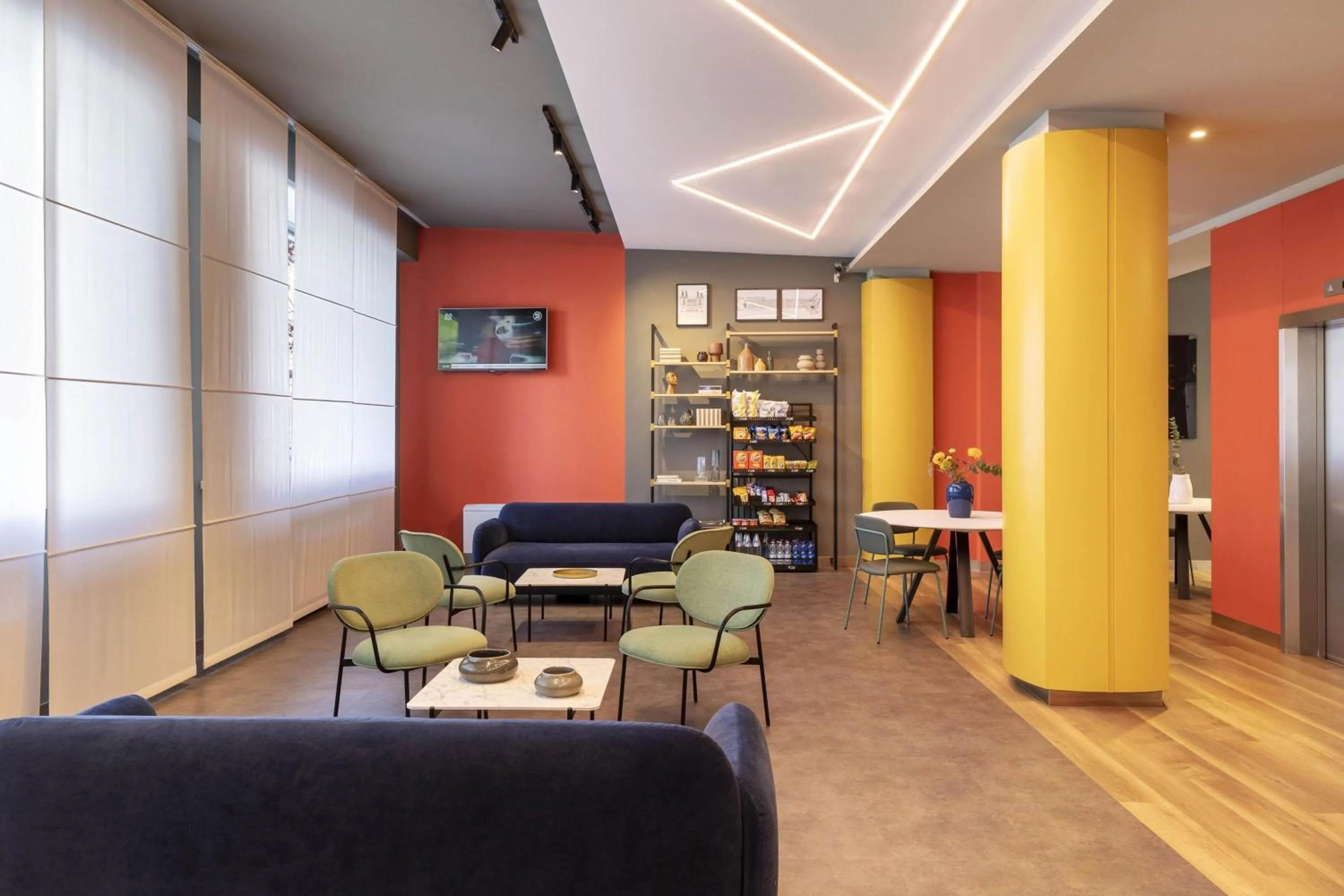 Lobby or reception in B&B Hotel Milano Aosta