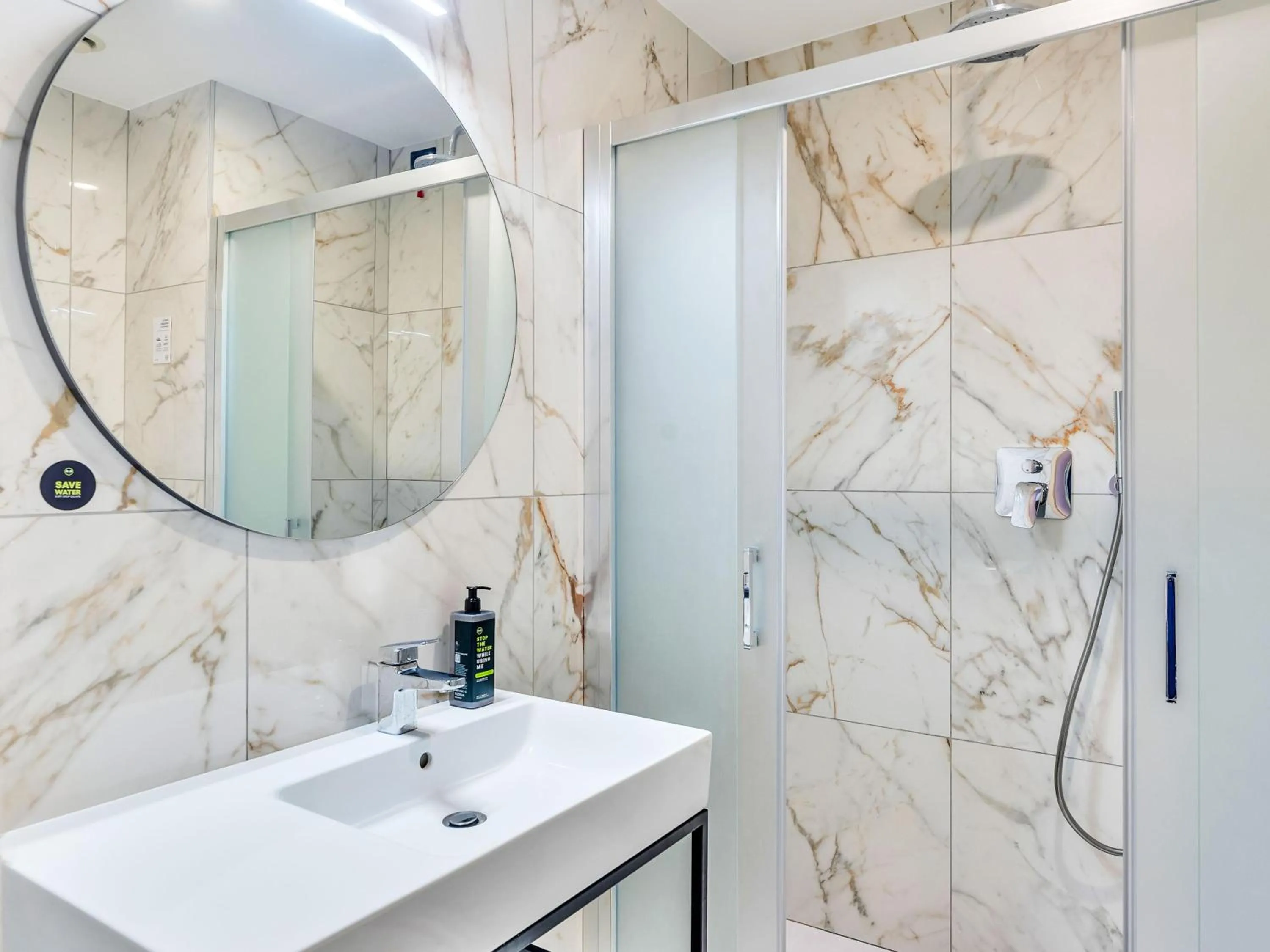 Bathroom in B&B Hotel Milano Aosta