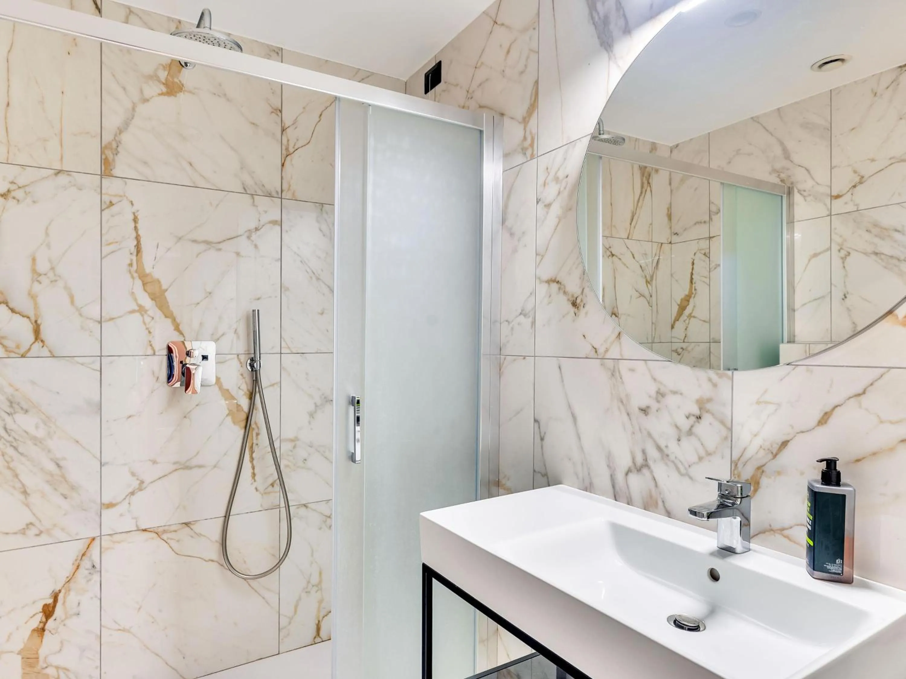 Bathroom in B&B Hotel Milano Aosta