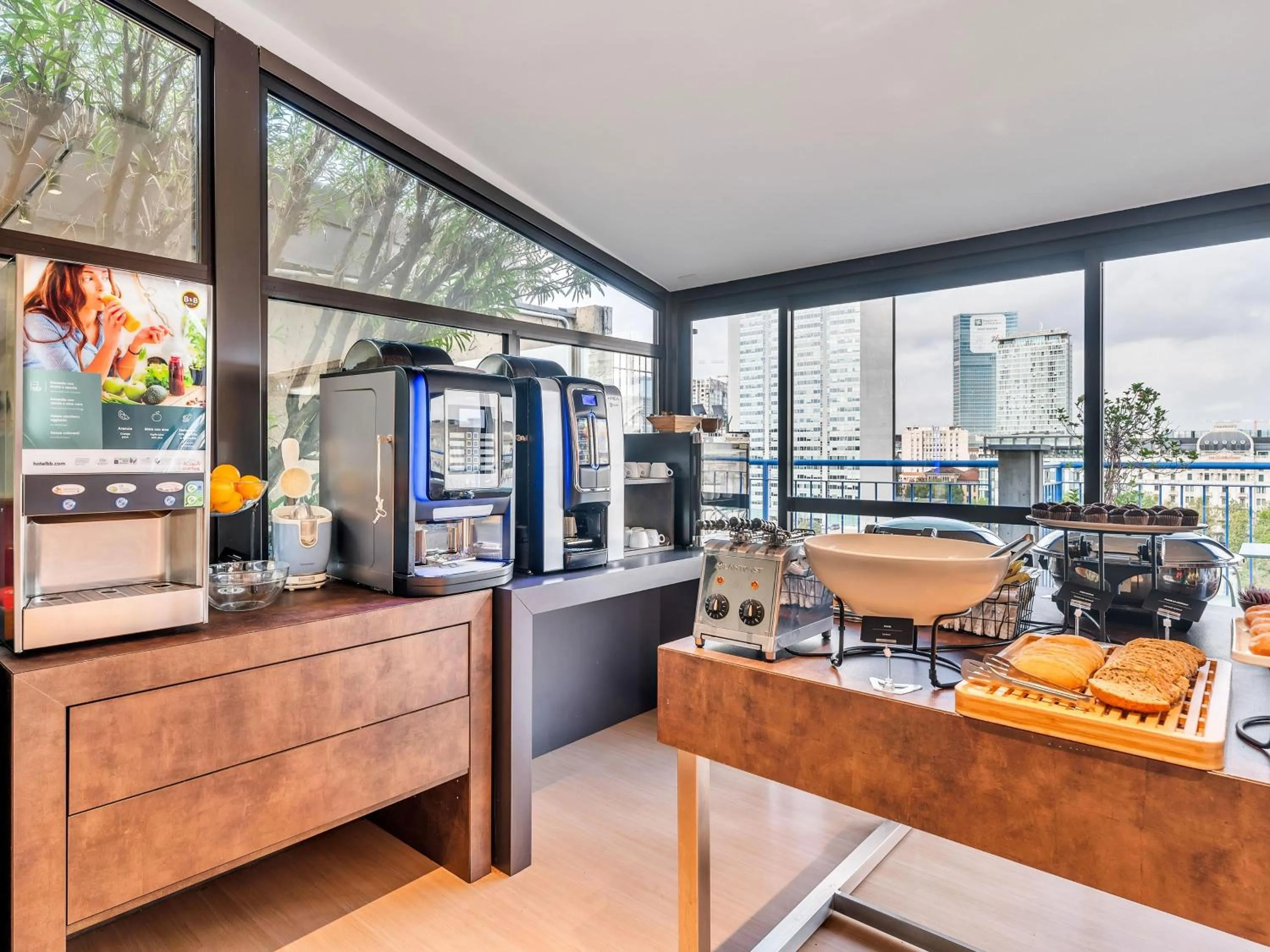 Restaurant/places to eat in B&B Hotel Milano Aosta