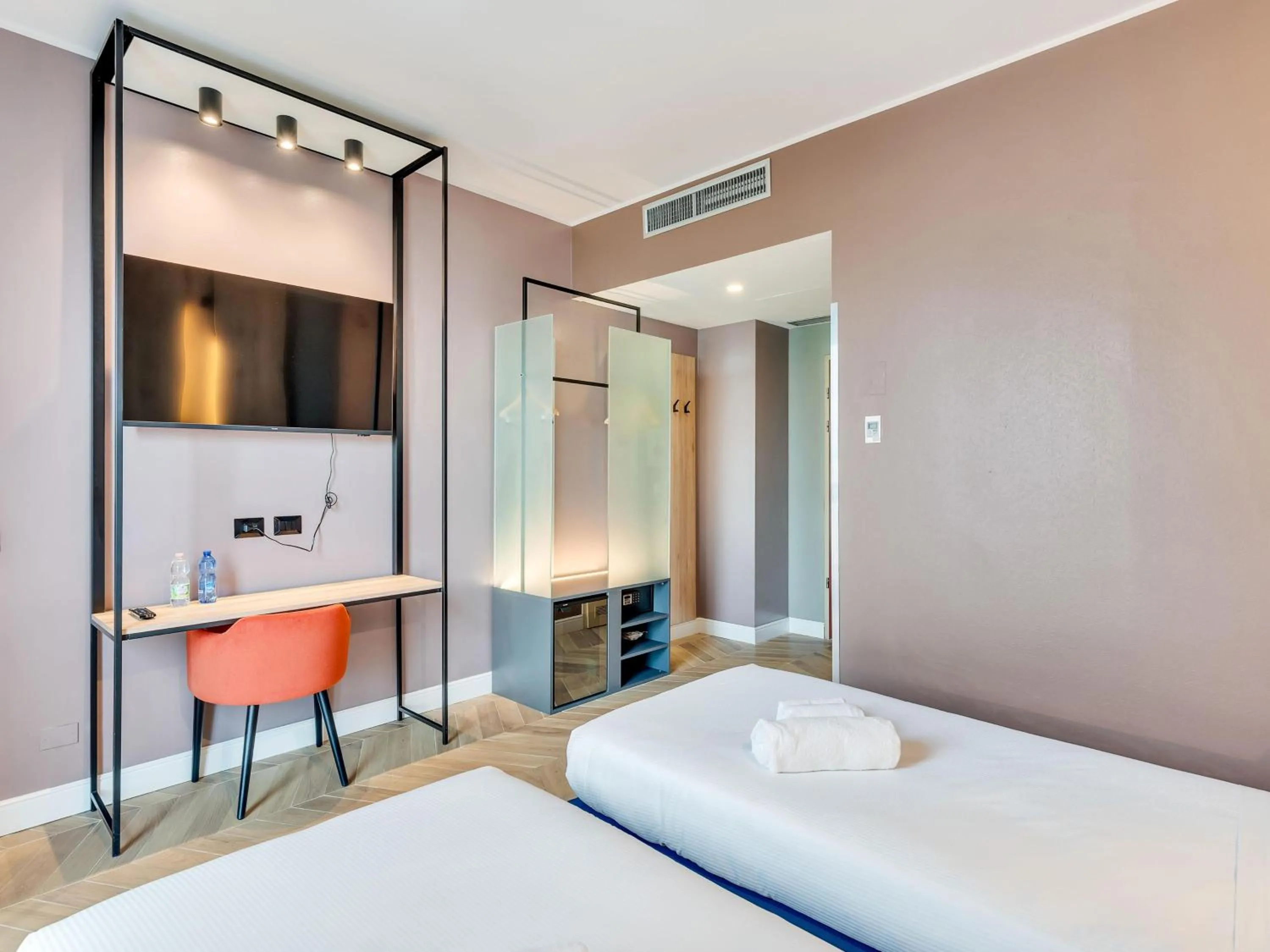 Bathroom, Bed in B&B Hotel Milano Aosta