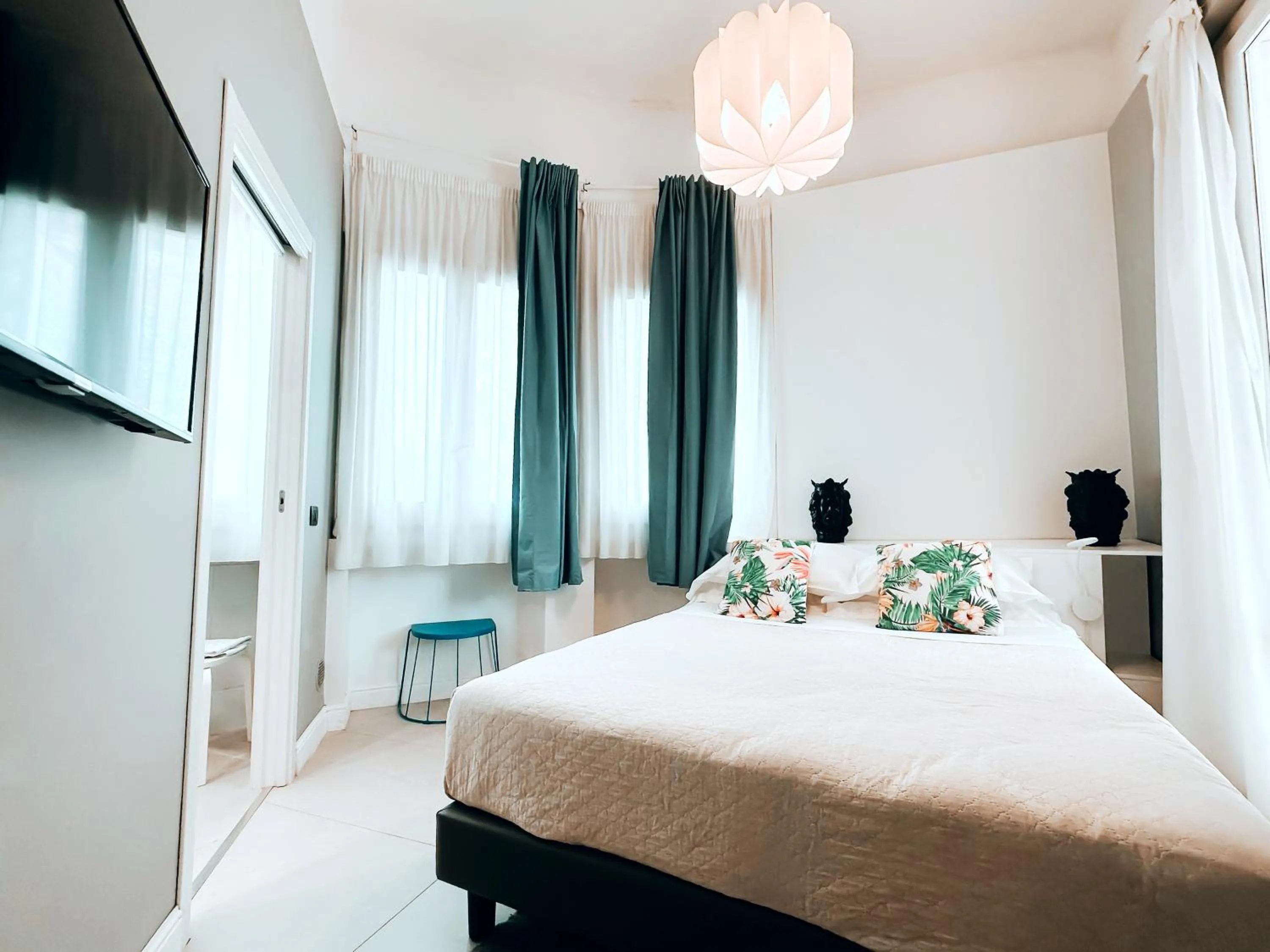 Bedroom, Bed in Villa Calipso