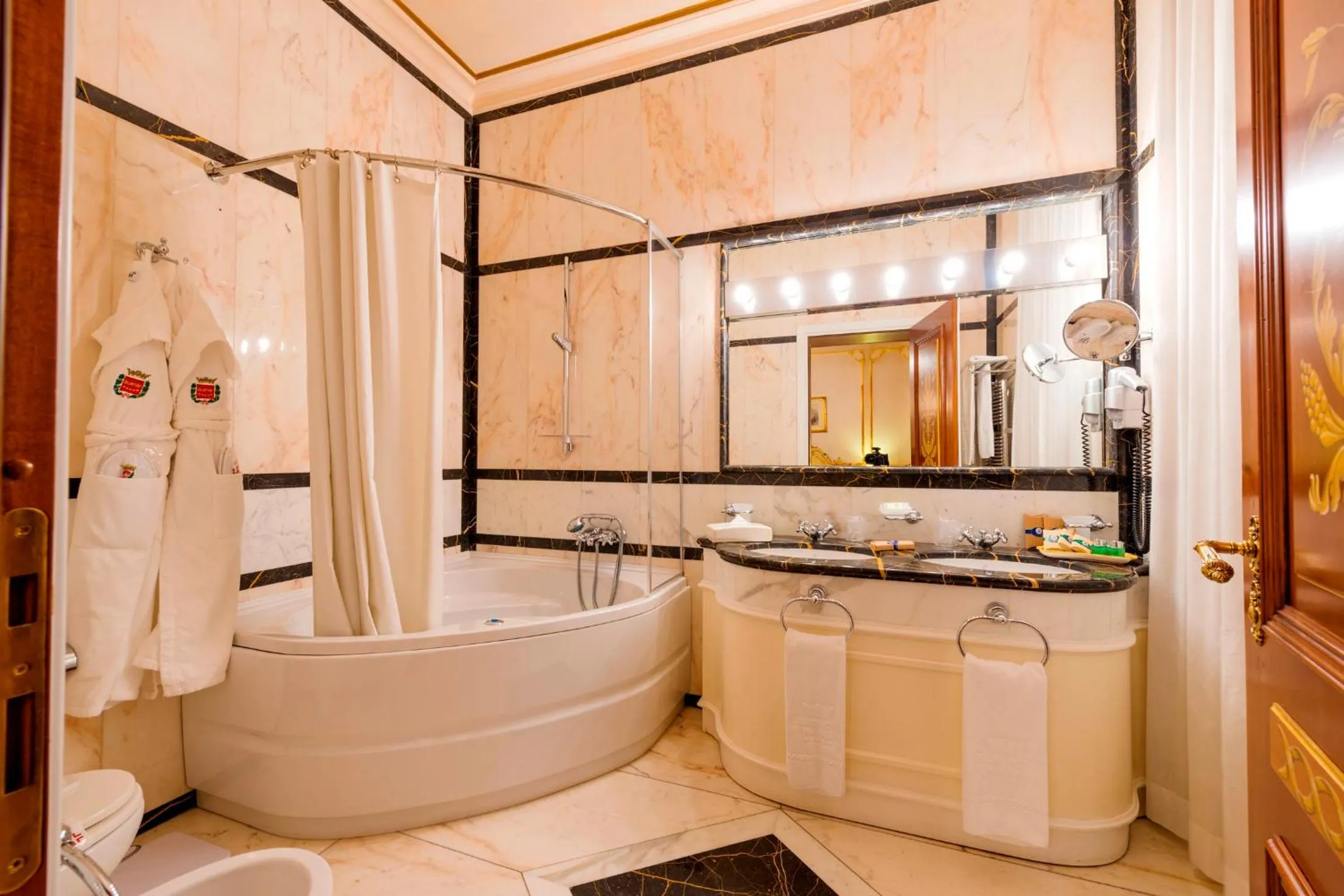 Hot Tub in Grand Hotel Wagner