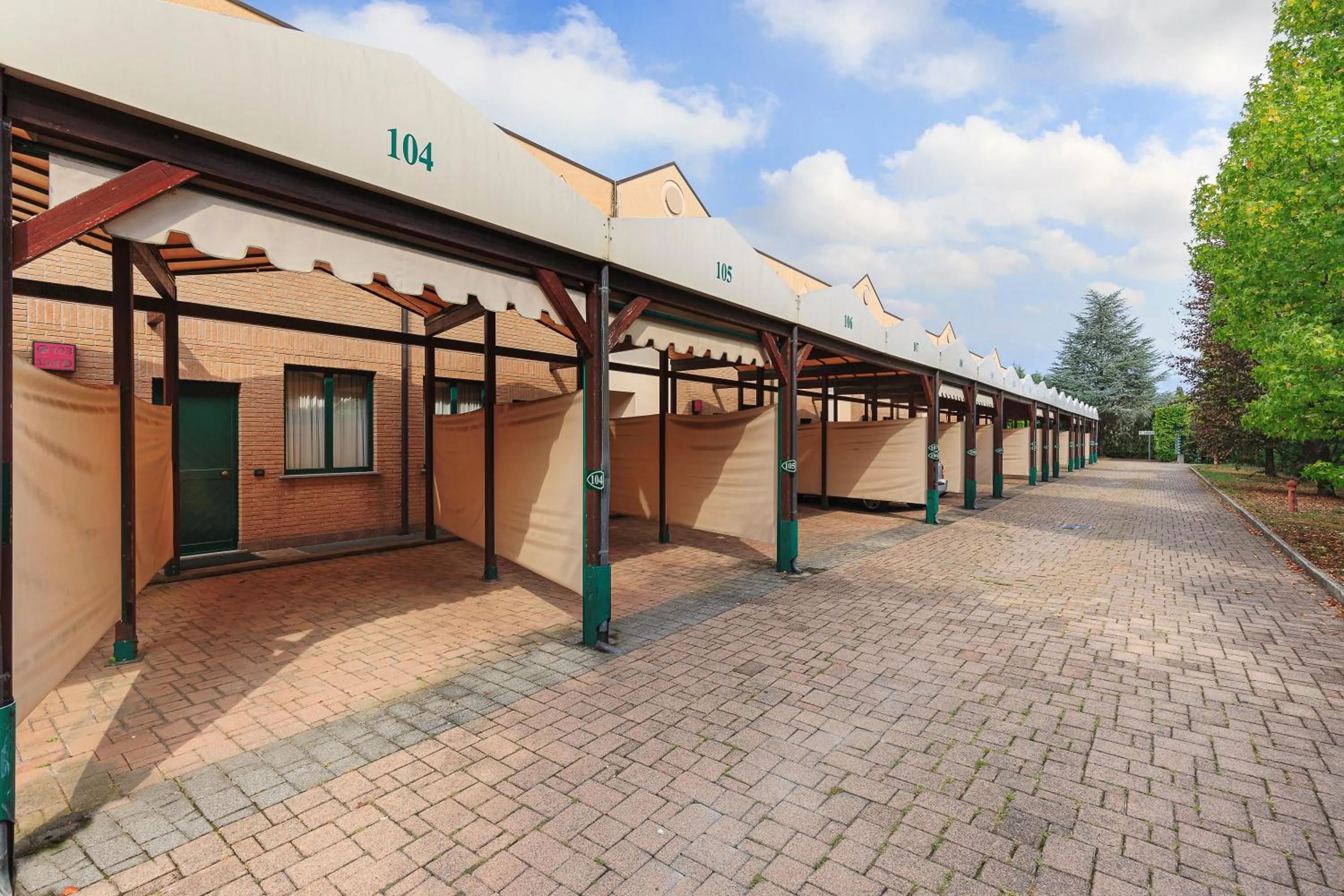 Parking in Dreamhotel