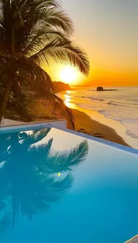 LAOLA SURF CAMP EL SUNZAL
