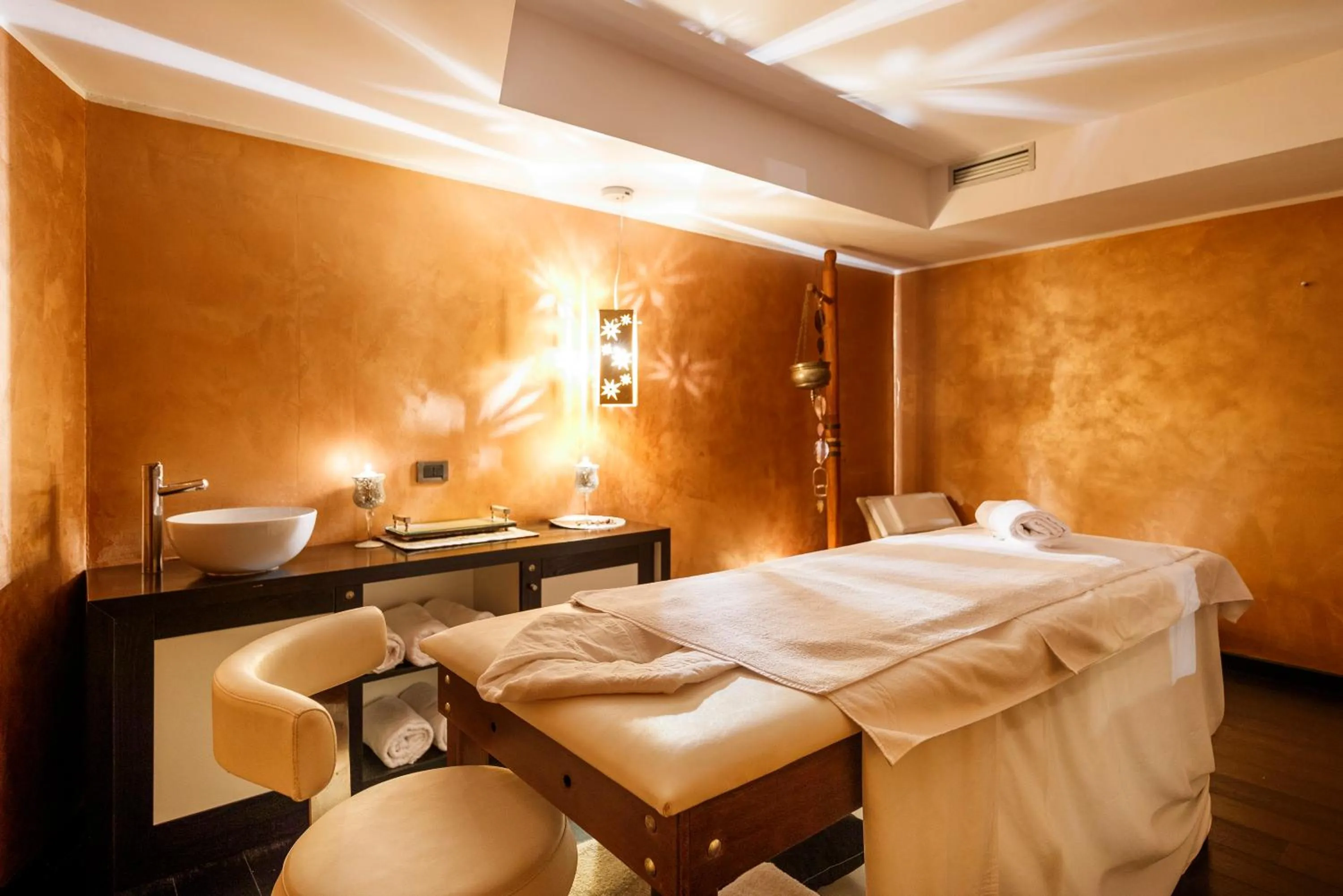 Massage, Bed in Hotel Spinale