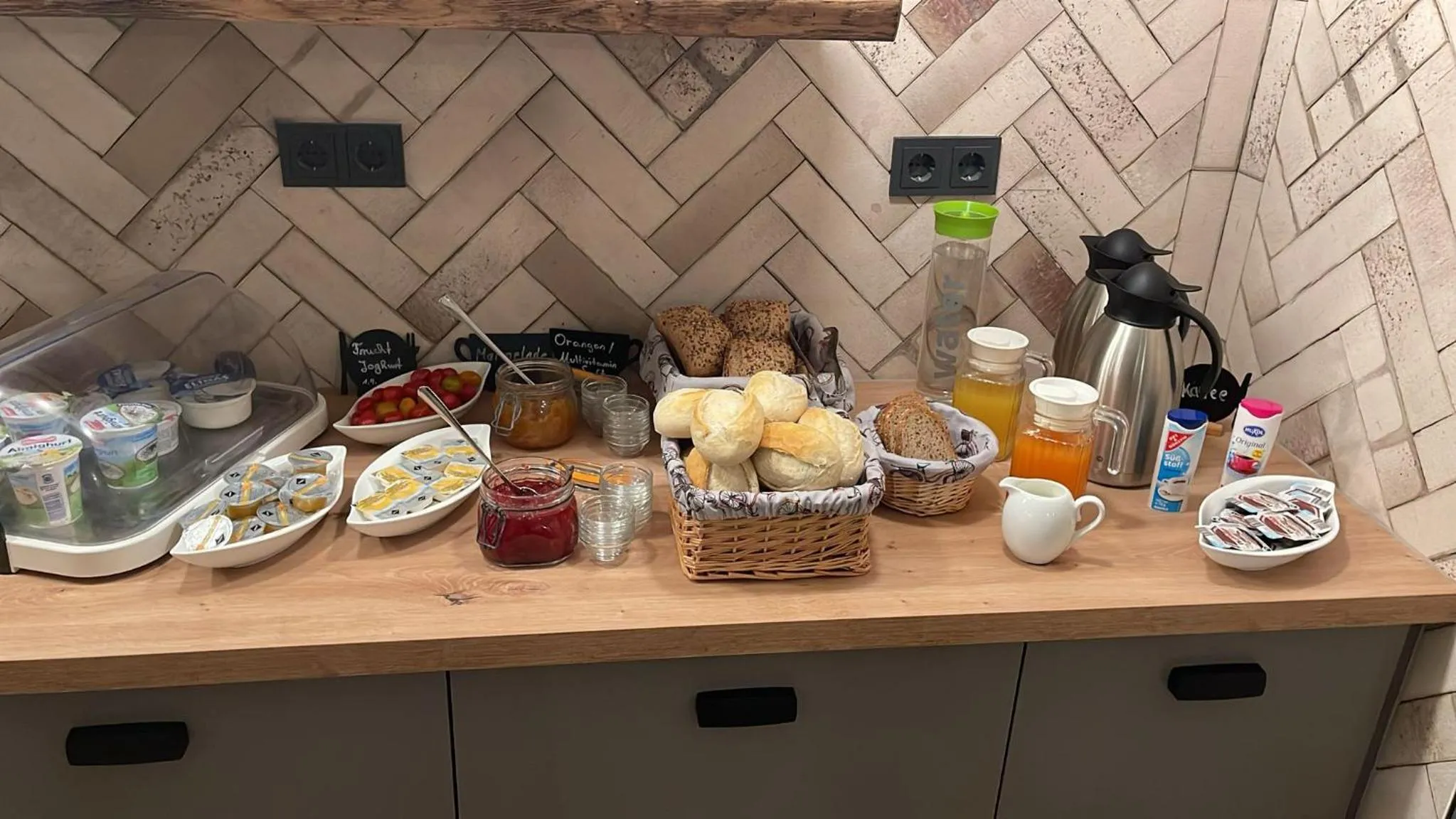 Buffet breakfast in Aparthotel Fairschlafen Minden