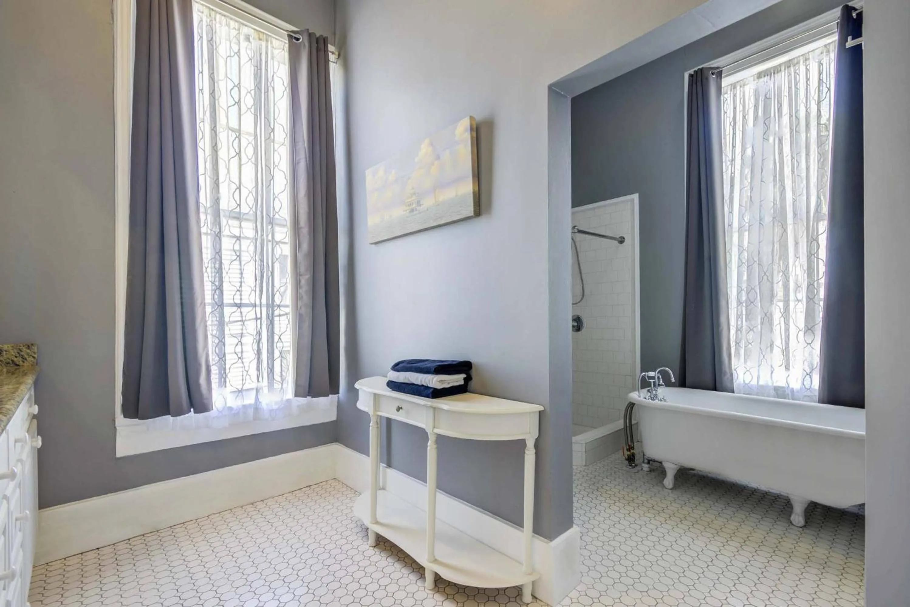 Bathroom, Bed in The George Manor