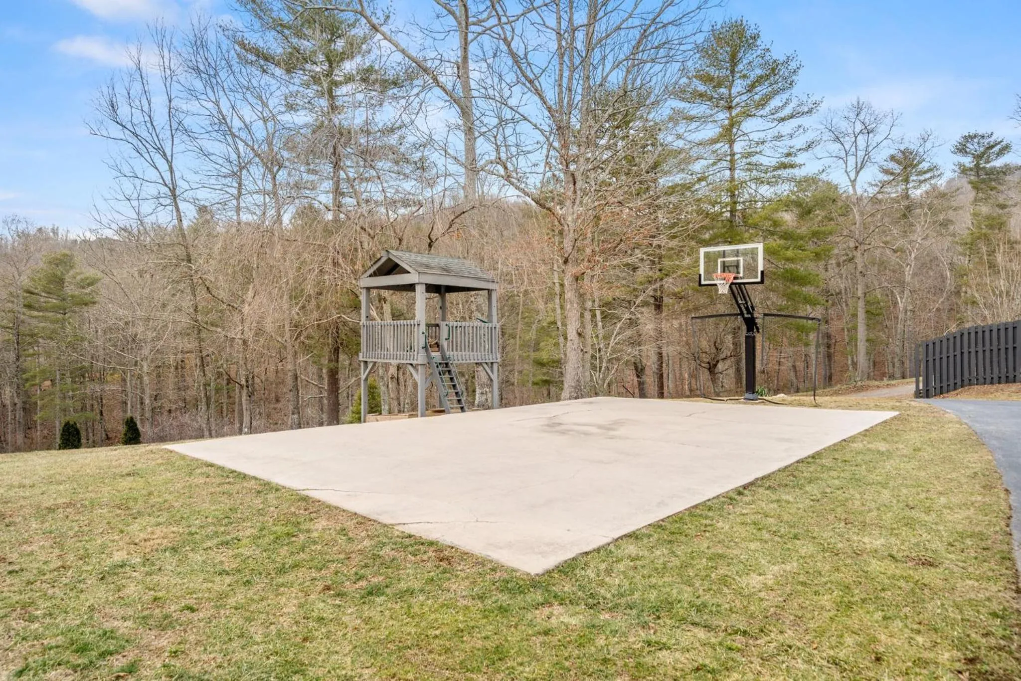 Area and facilities in Secluded Luxury Home with Pool and Hot Tub in ASHEVILLE 15 min to Downtown
