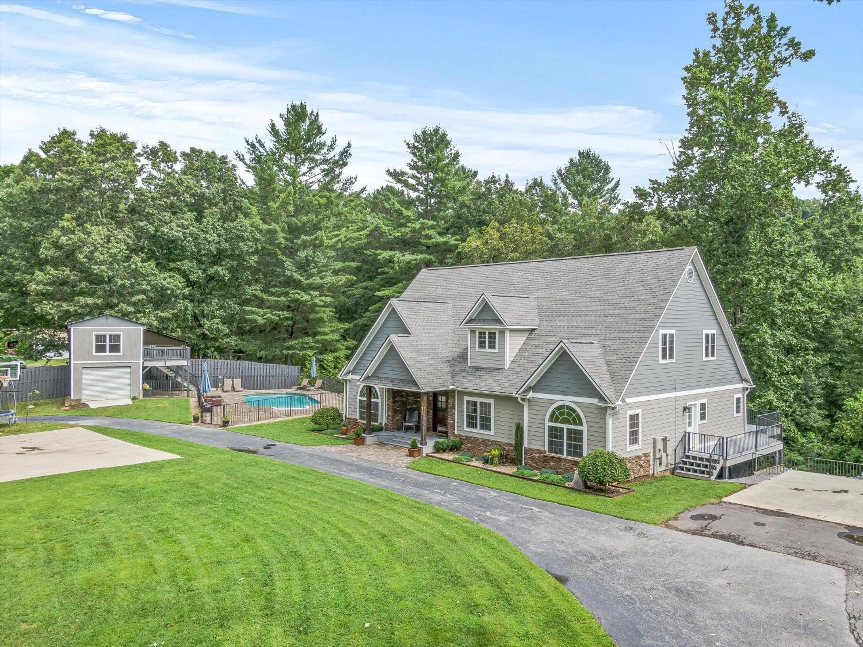 Secluded Luxury Home with Pool and Hot Tub in ASHEVILLE 15 min to Downtown
