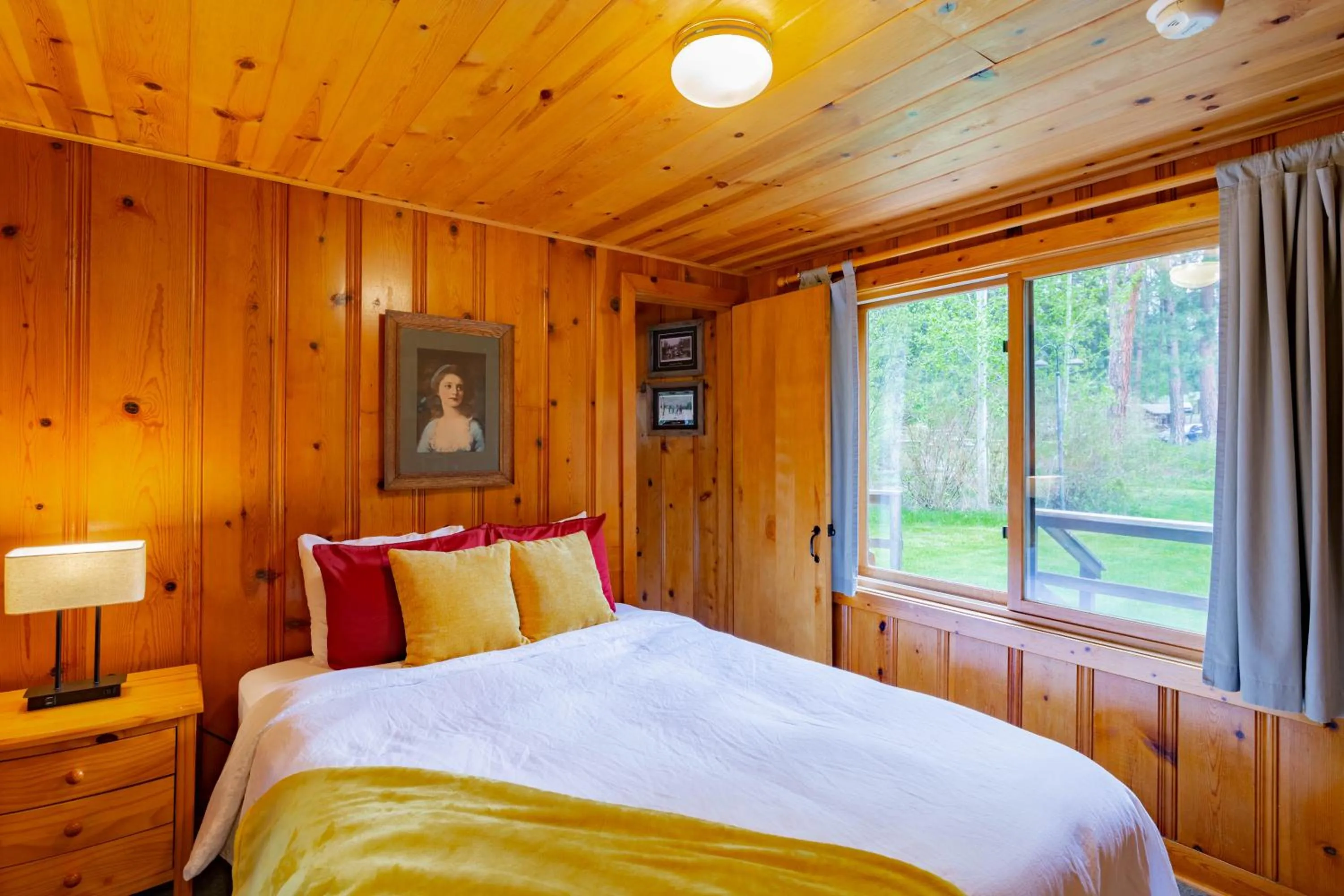 Bed in Lake Creek Lodge